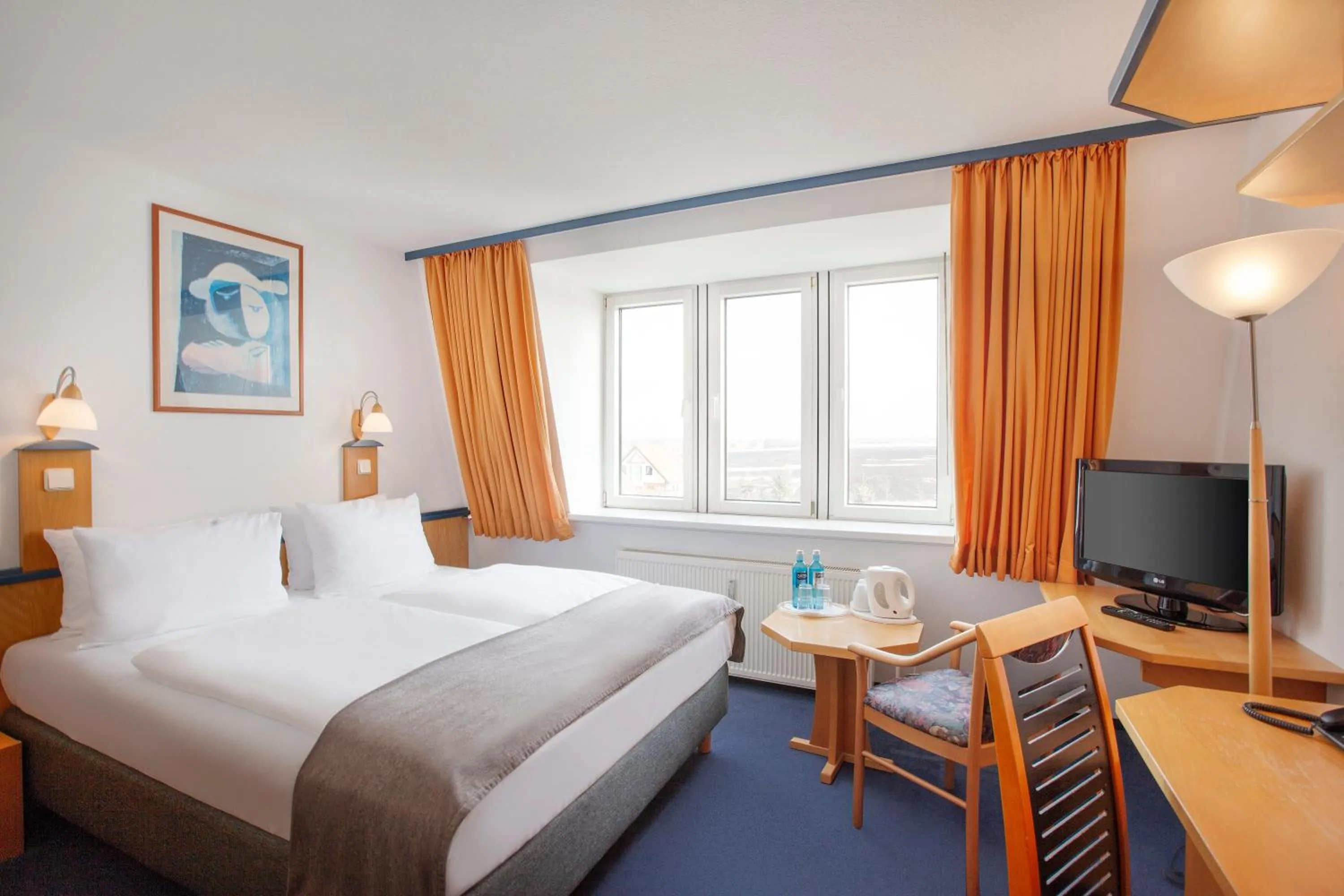 Photo of the whole room, Bed in Holiday Inn Leipzig Günthersdorf