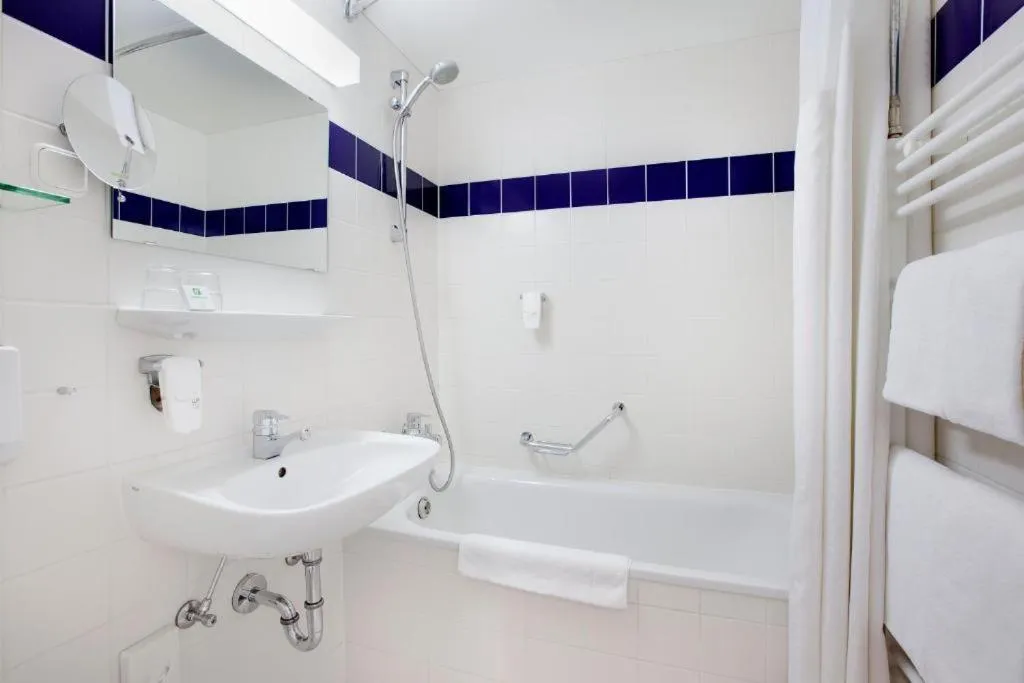 Shower in Holiday Inn Leipzig Günthersdorf