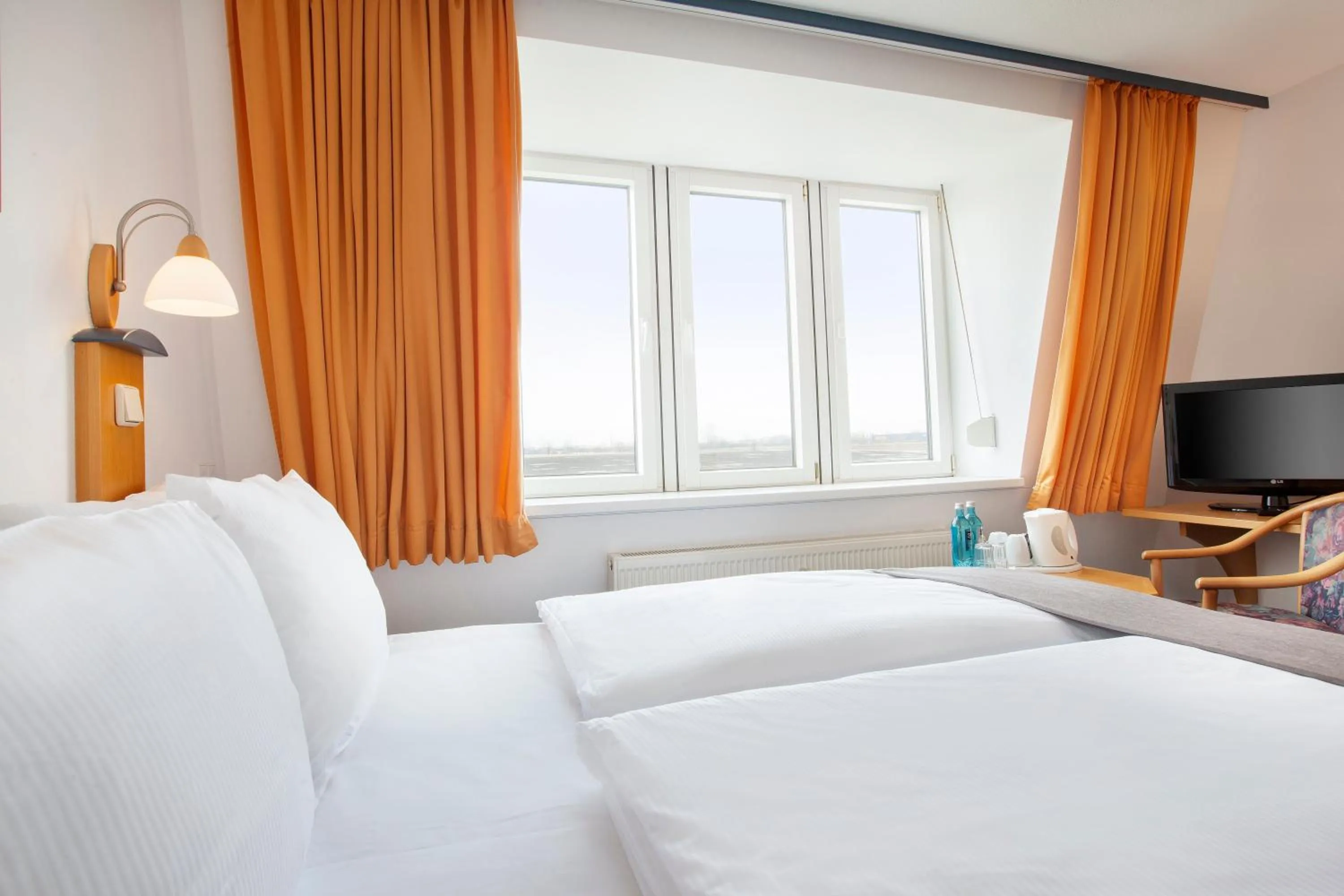 Photo of the whole room, Bed in Holiday Inn Leipzig Günthersdorf