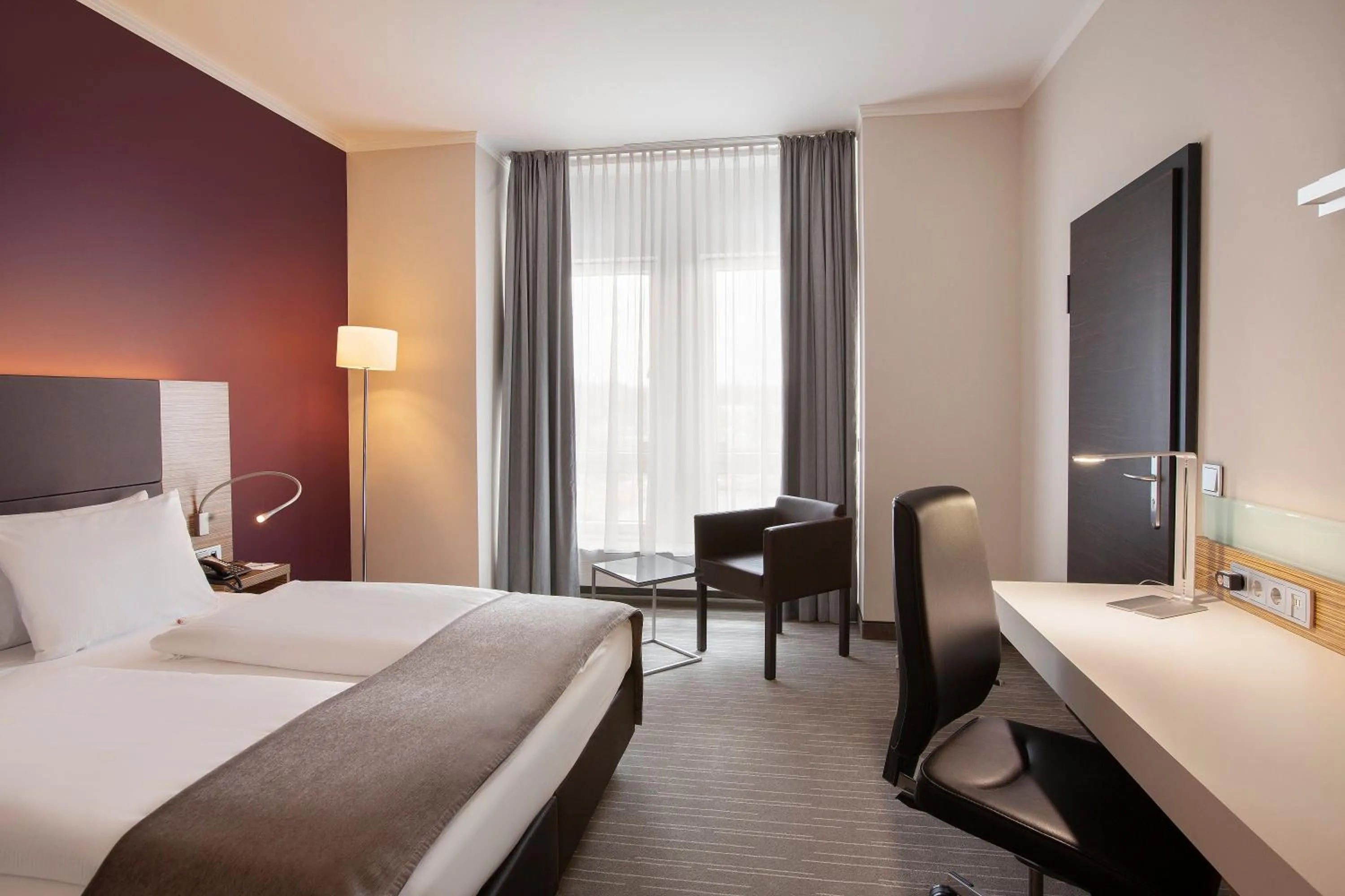 Photo of the whole room, Bed in Holiday Inn Leipzig Günthersdorf