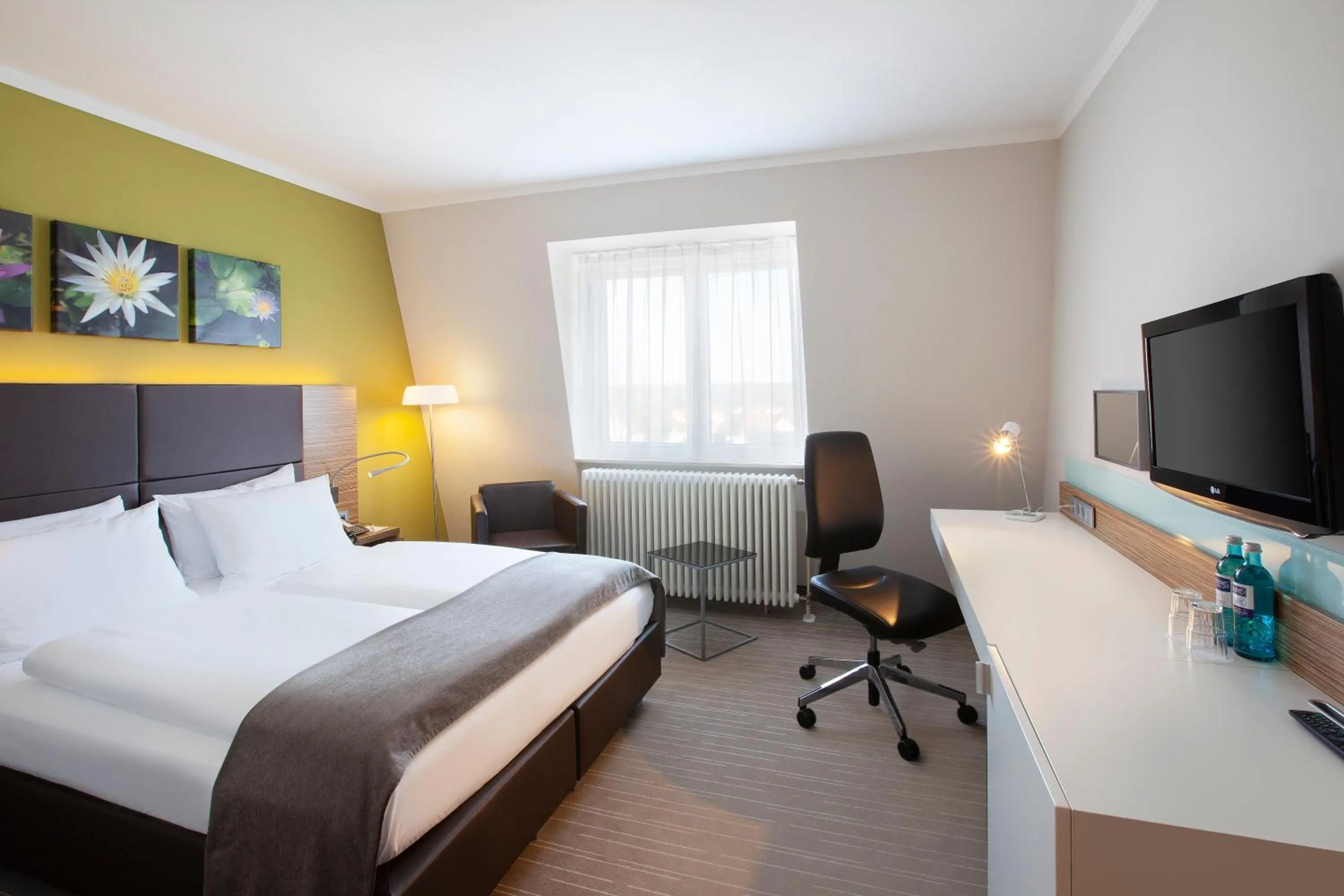 Photo of the whole room, Bed in Holiday Inn Leipzig Günthersdorf