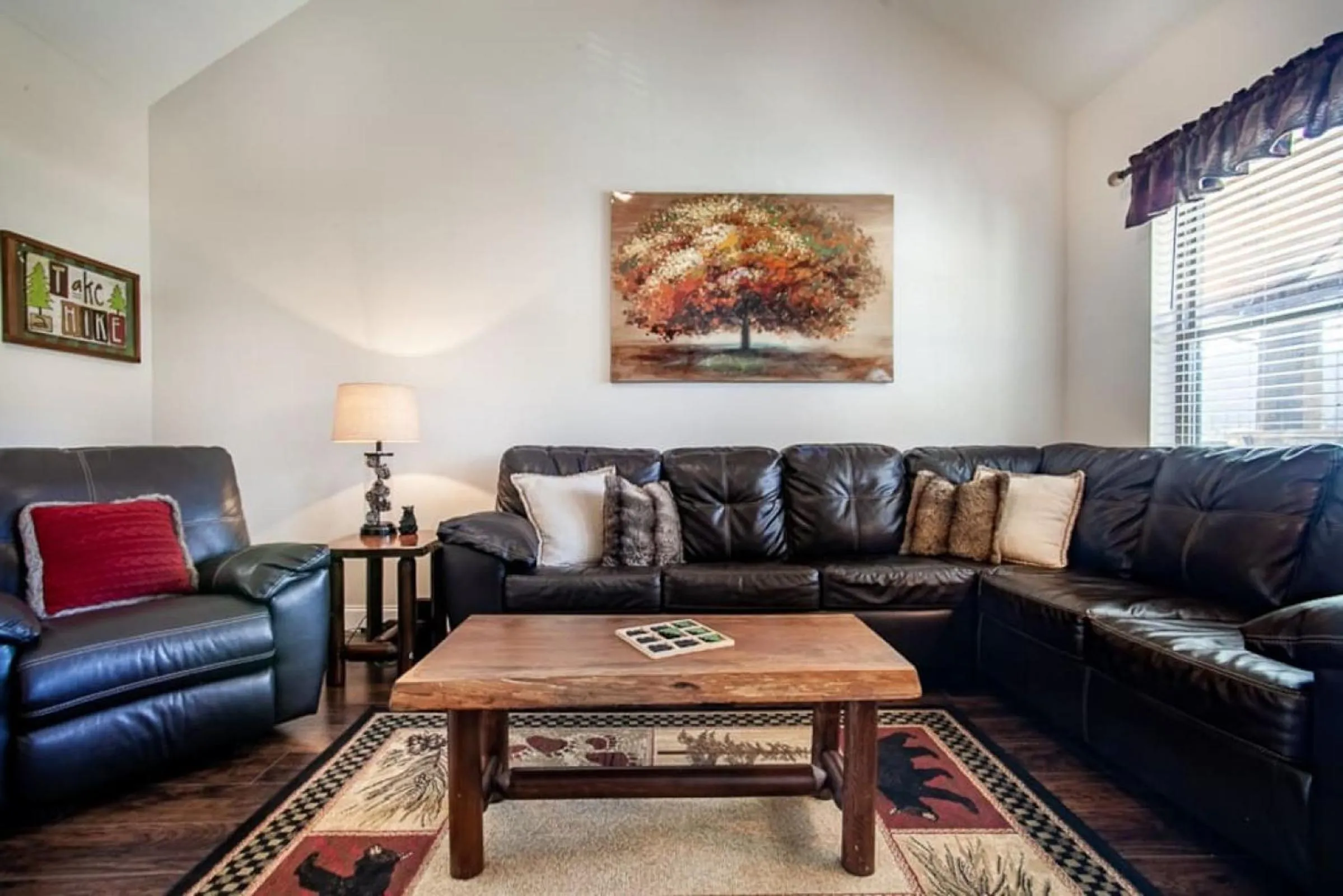 Living room in Cozy Cades Cove Condo with Community Pool