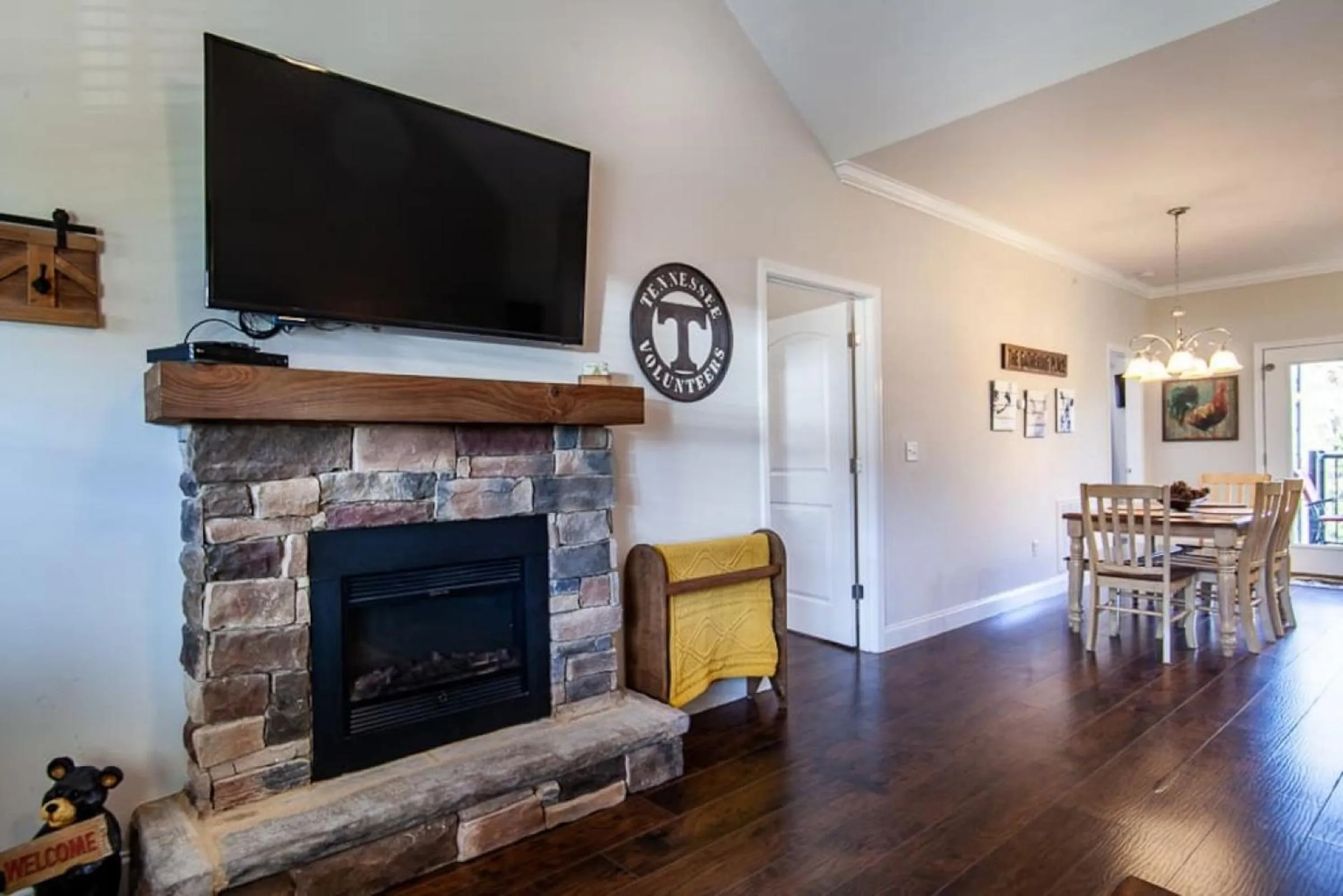 Living room in Cozy Cades Cove Condo with Community Pool
