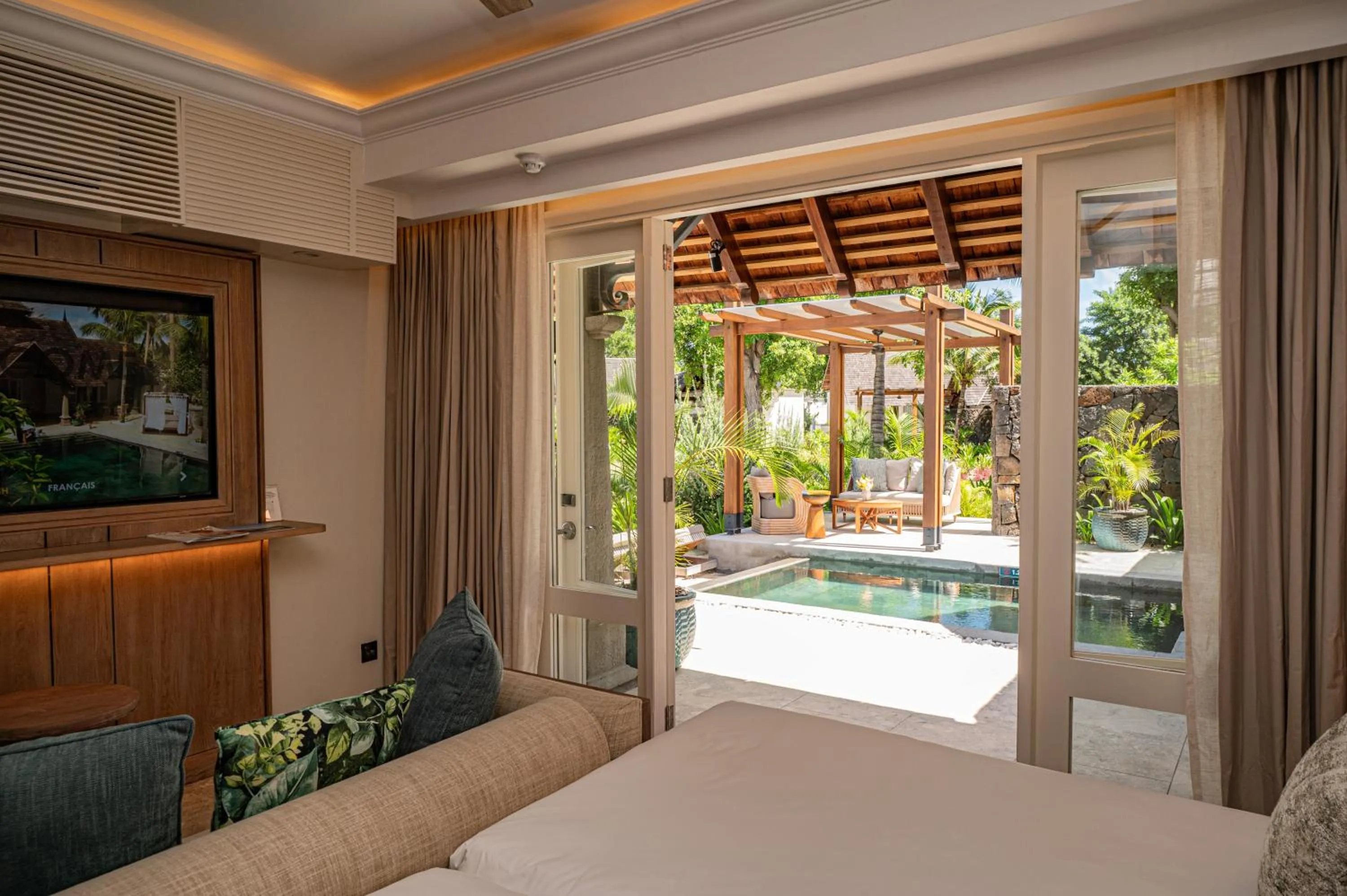Pool view, Bed in Maradiva Villas Resort and Spa
