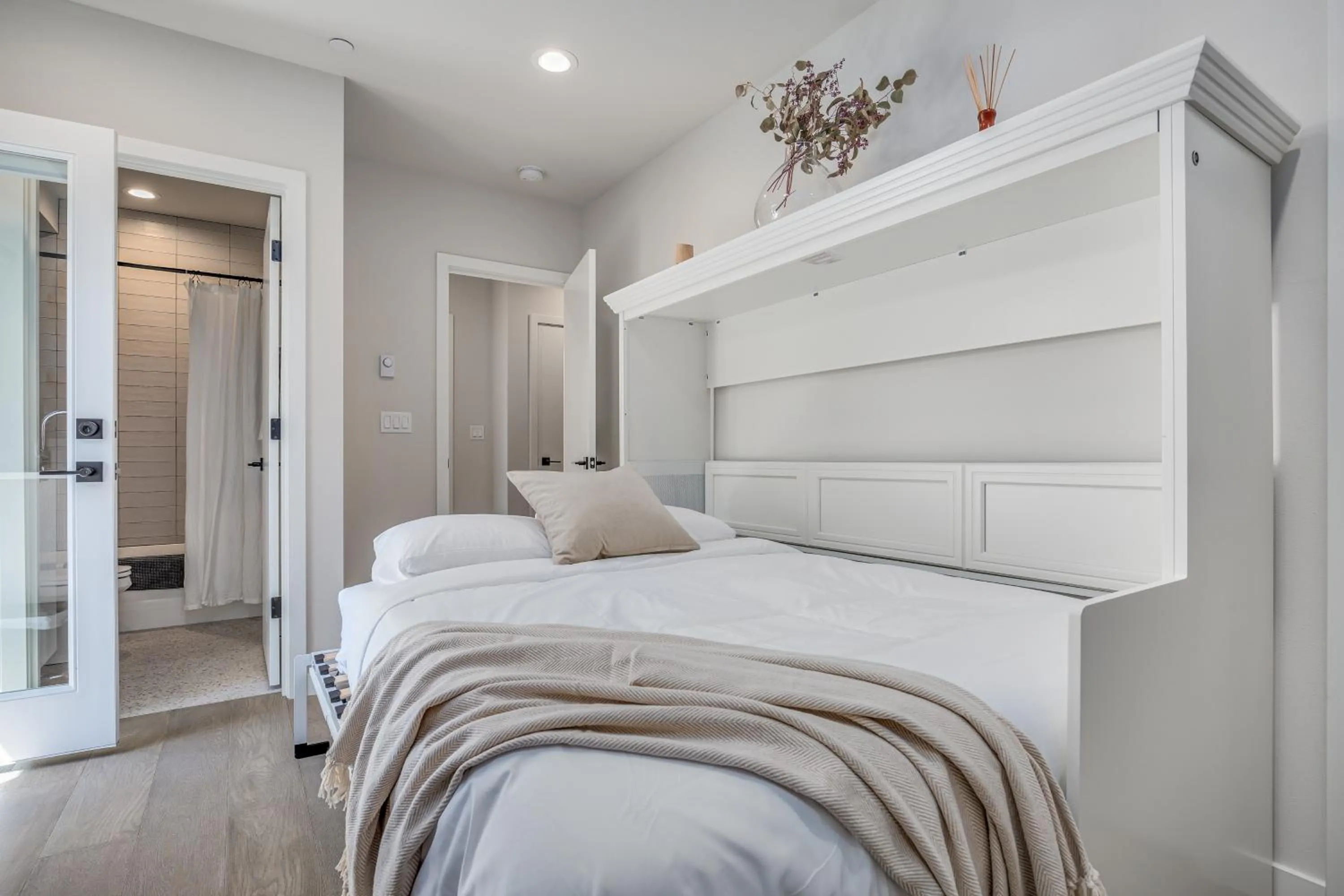 Bed in Rooftop Patio with Waterview, Private Garden & Grill 3BR 3BA- Modern Cityscape