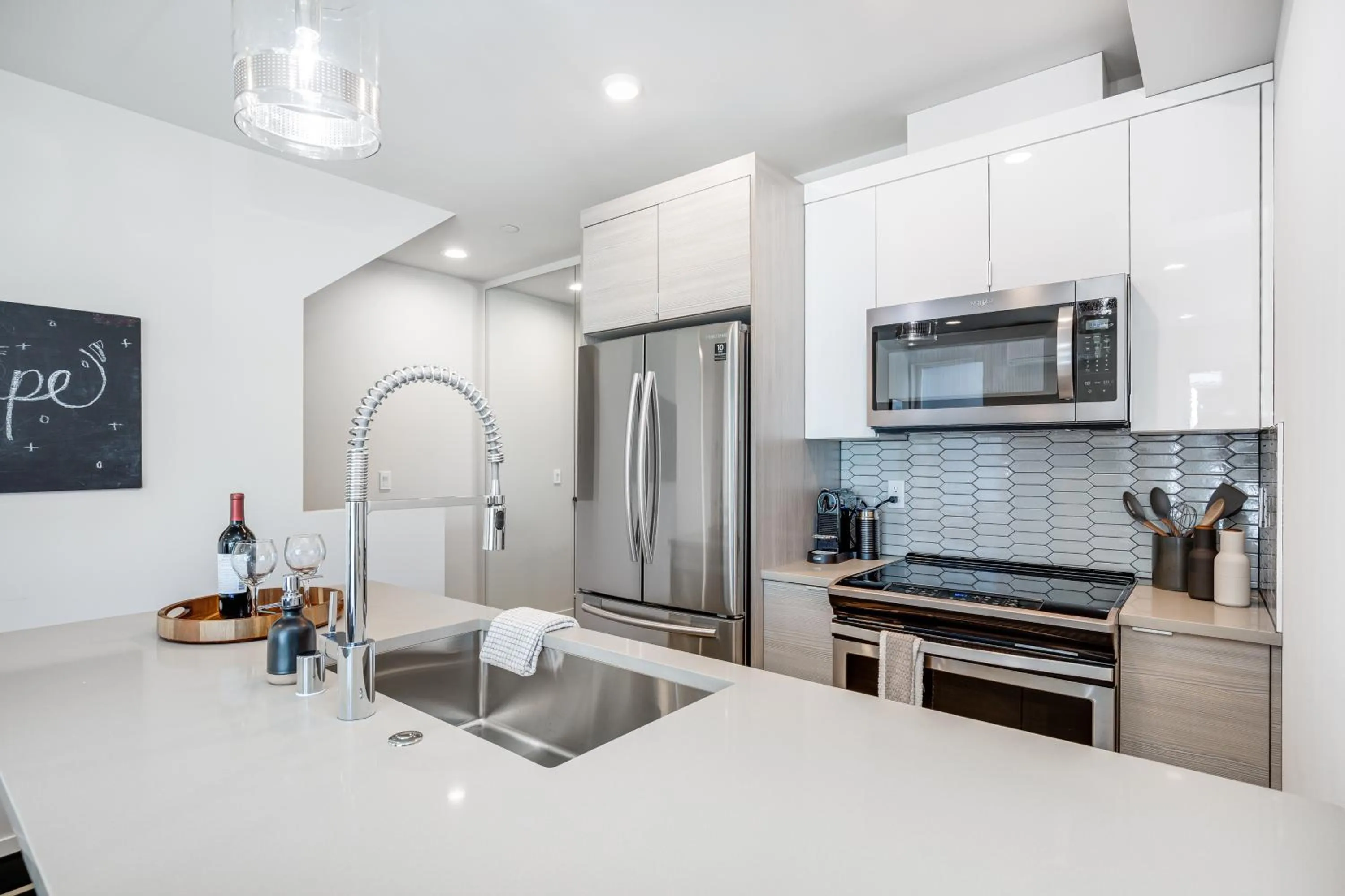 Rooftop Patio with Waterview, Private Garden & Grill 3BR 3BA- Modern Cityscape