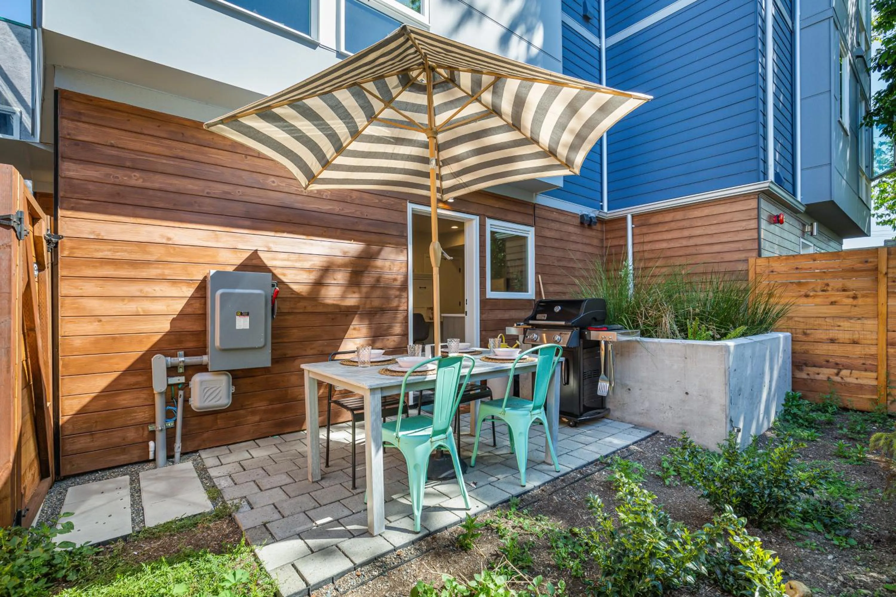 Rooftop Patio with Waterview, Private Garden & Grill 3BR 3BA- Modern Cityscape