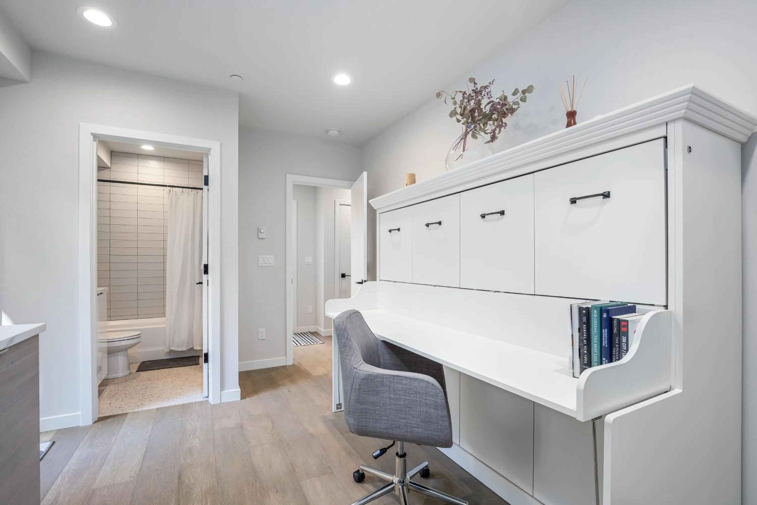 Rooftop Patio with Waterview, Private Garden & Grill 3BR 3BA- Modern Cityscape