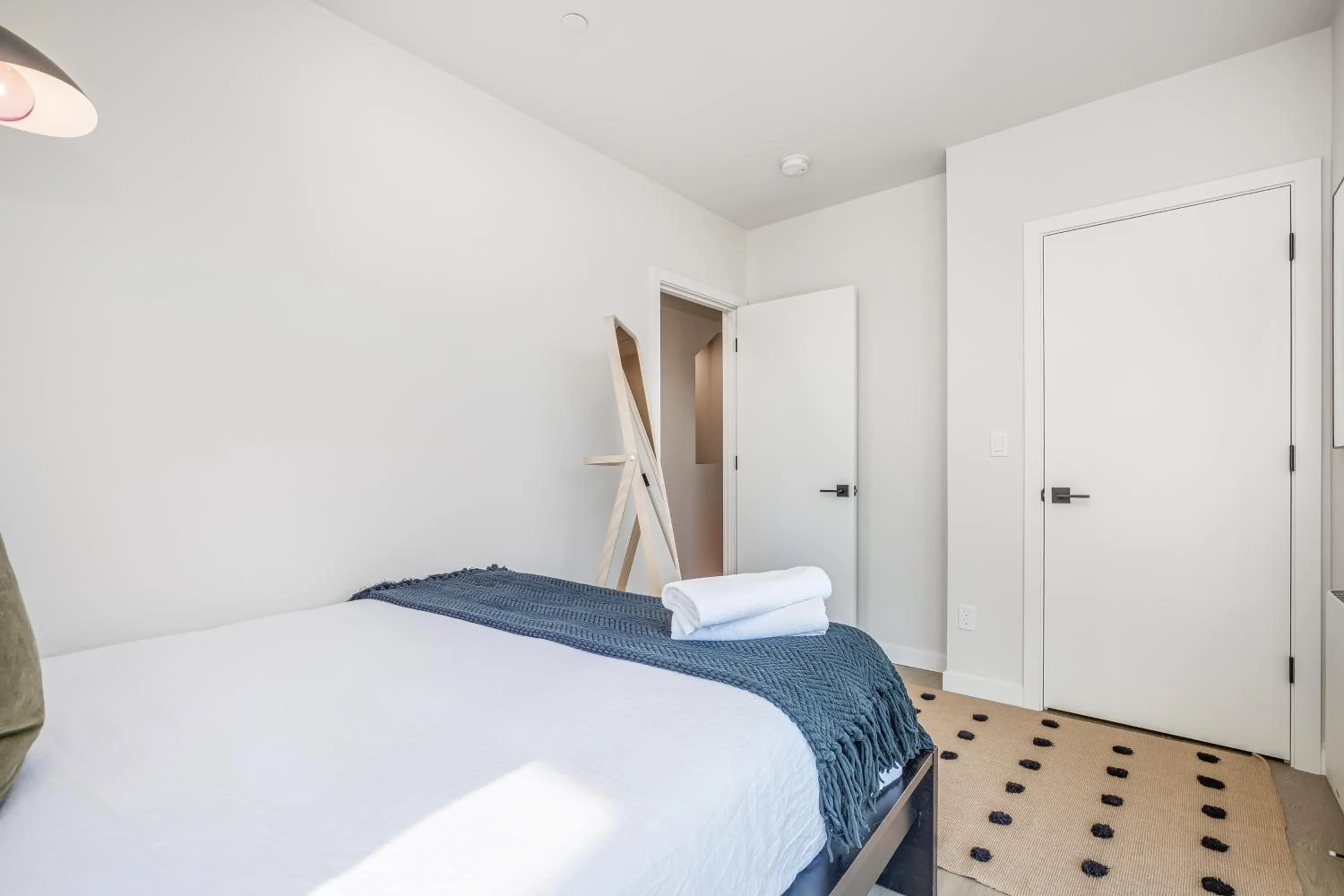 Bed in Rooftop Patio with Waterview, Private Garden & Grill 3BR 3BA- Modern Cityscape