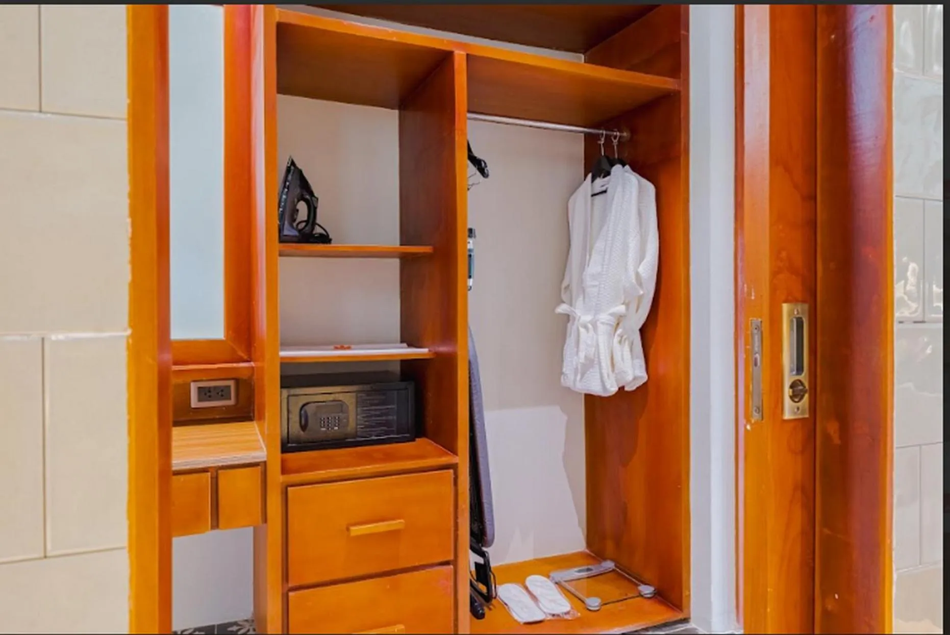 wardrobe in Damires Hills Farm and Spa Resort