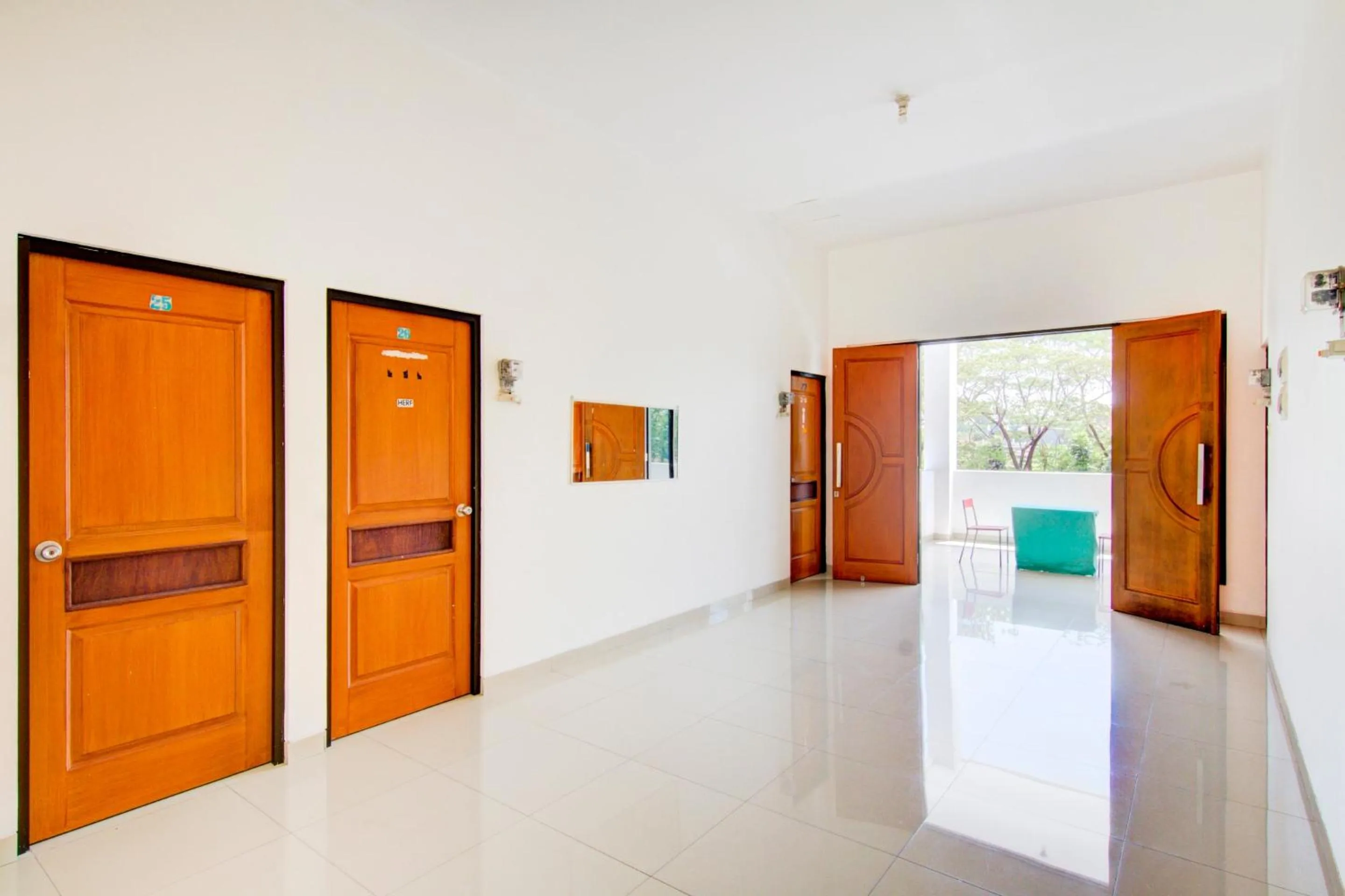 Lobby or reception in OYO Life 89990 Kost Waterfront 75 Sub