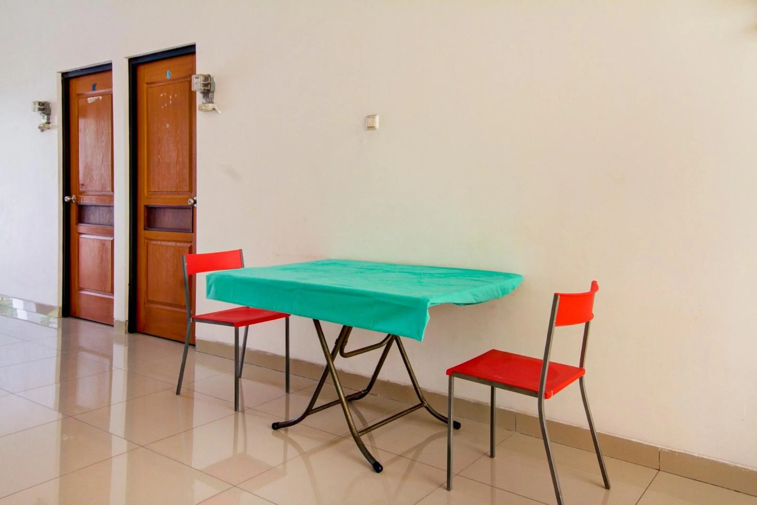 Dining area in OYO Life 89990 Kost Waterfront 75 Sub