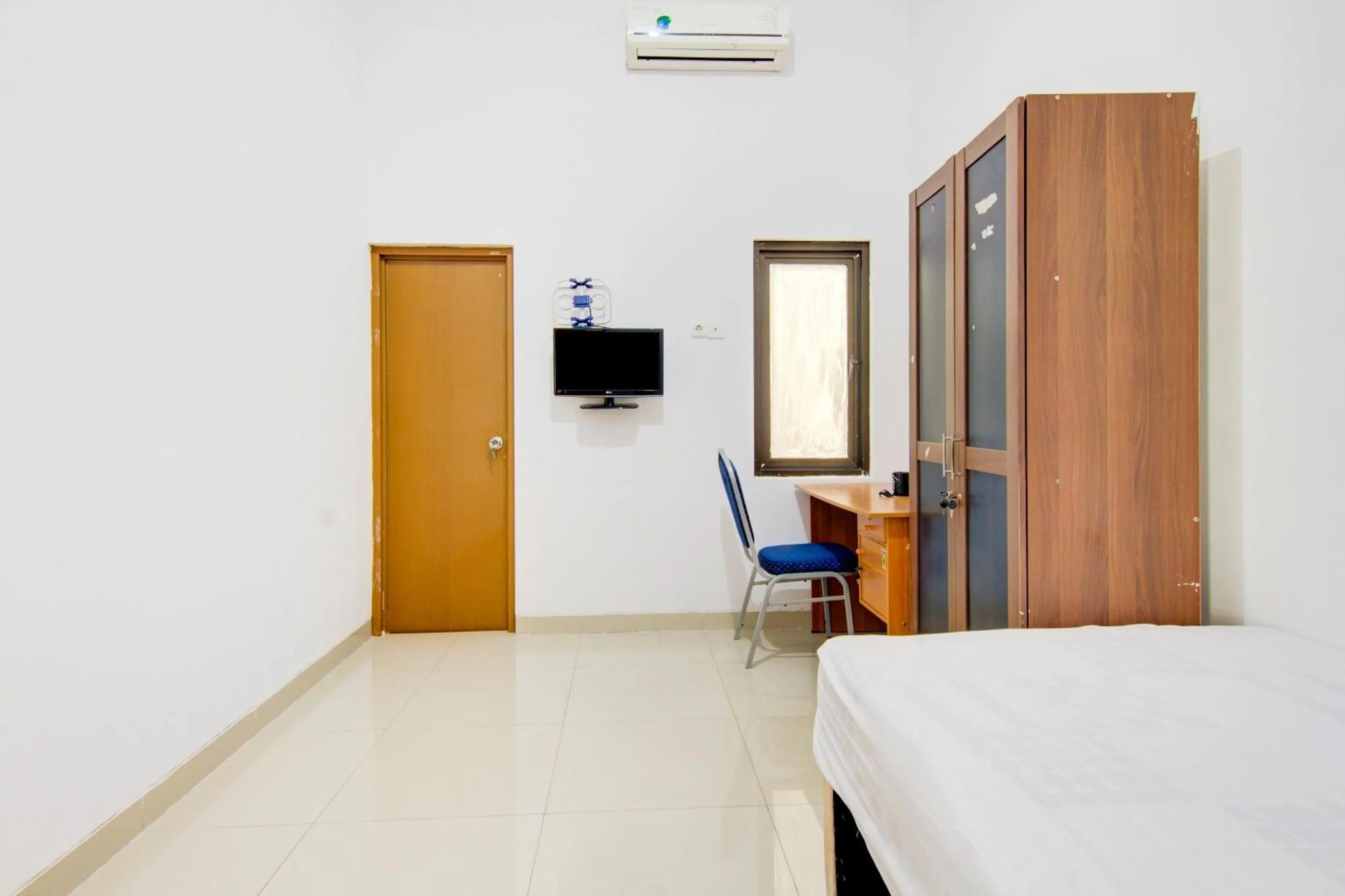 Bedroom, Bed in OYO Life 89990 Kost Waterfront 75 Sub