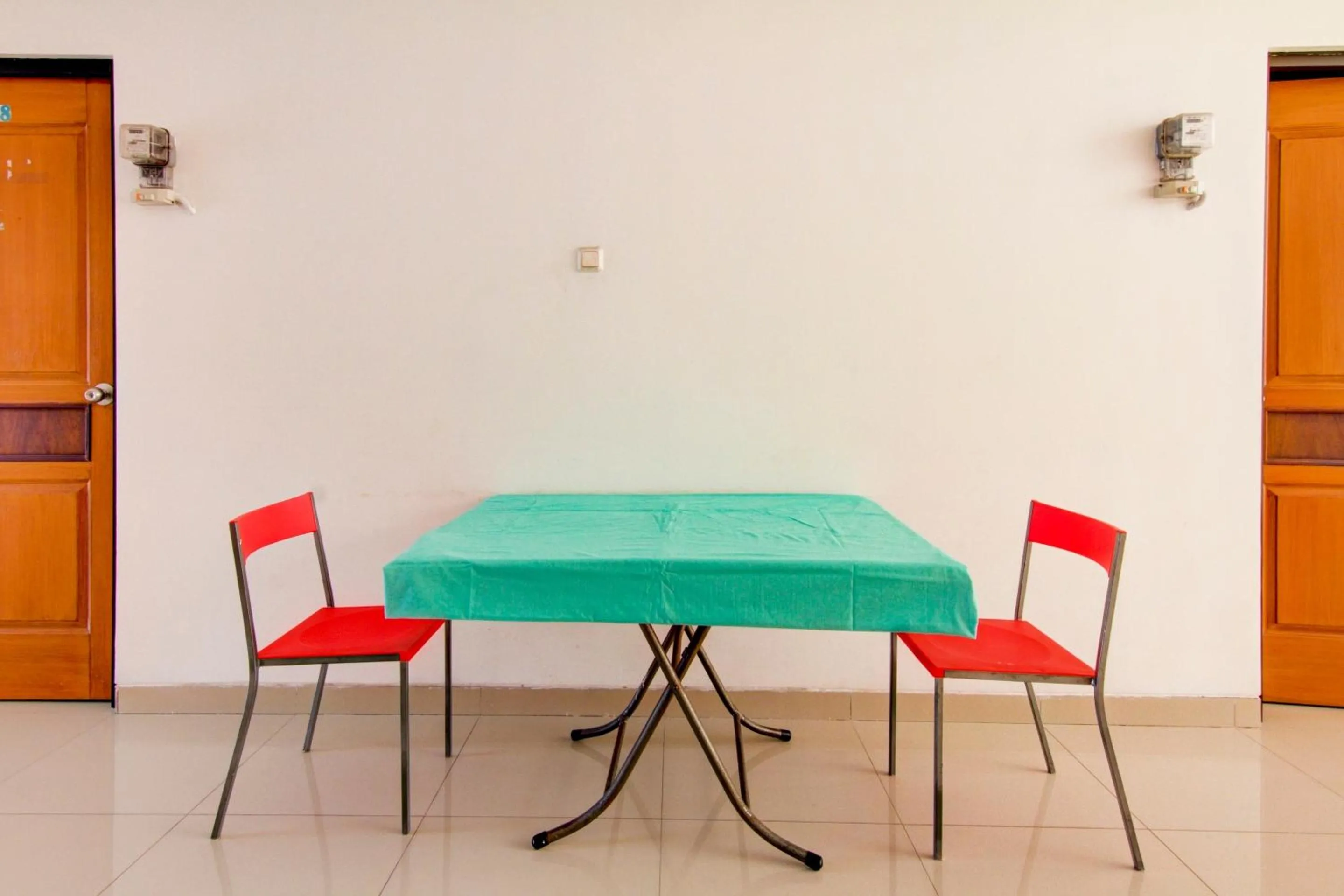 Dining area in OYO Life 89990 Kost Waterfront 75 Sub