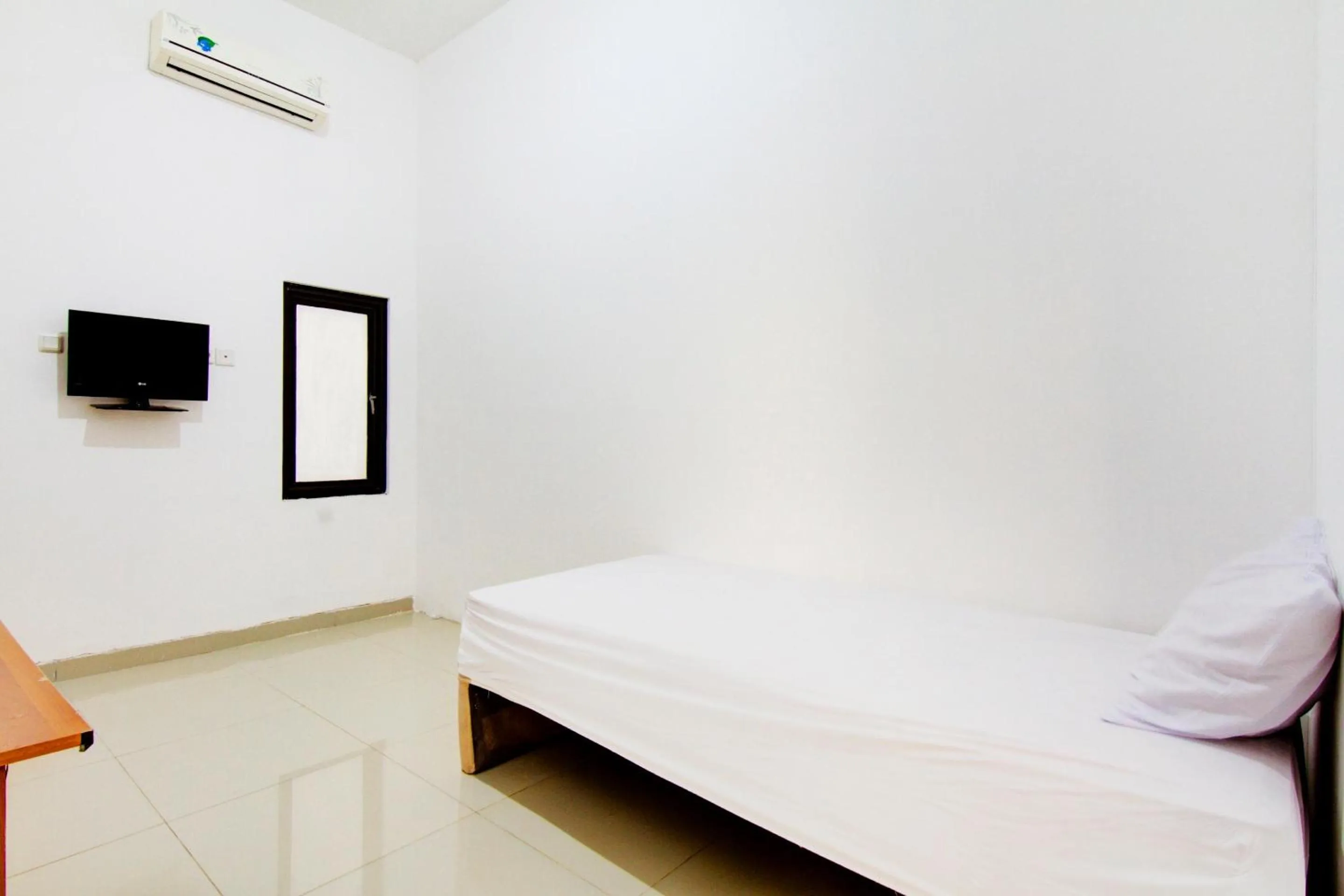 Bedroom, Bed in OYO Life 89990 Kost Waterfront 75 Sub