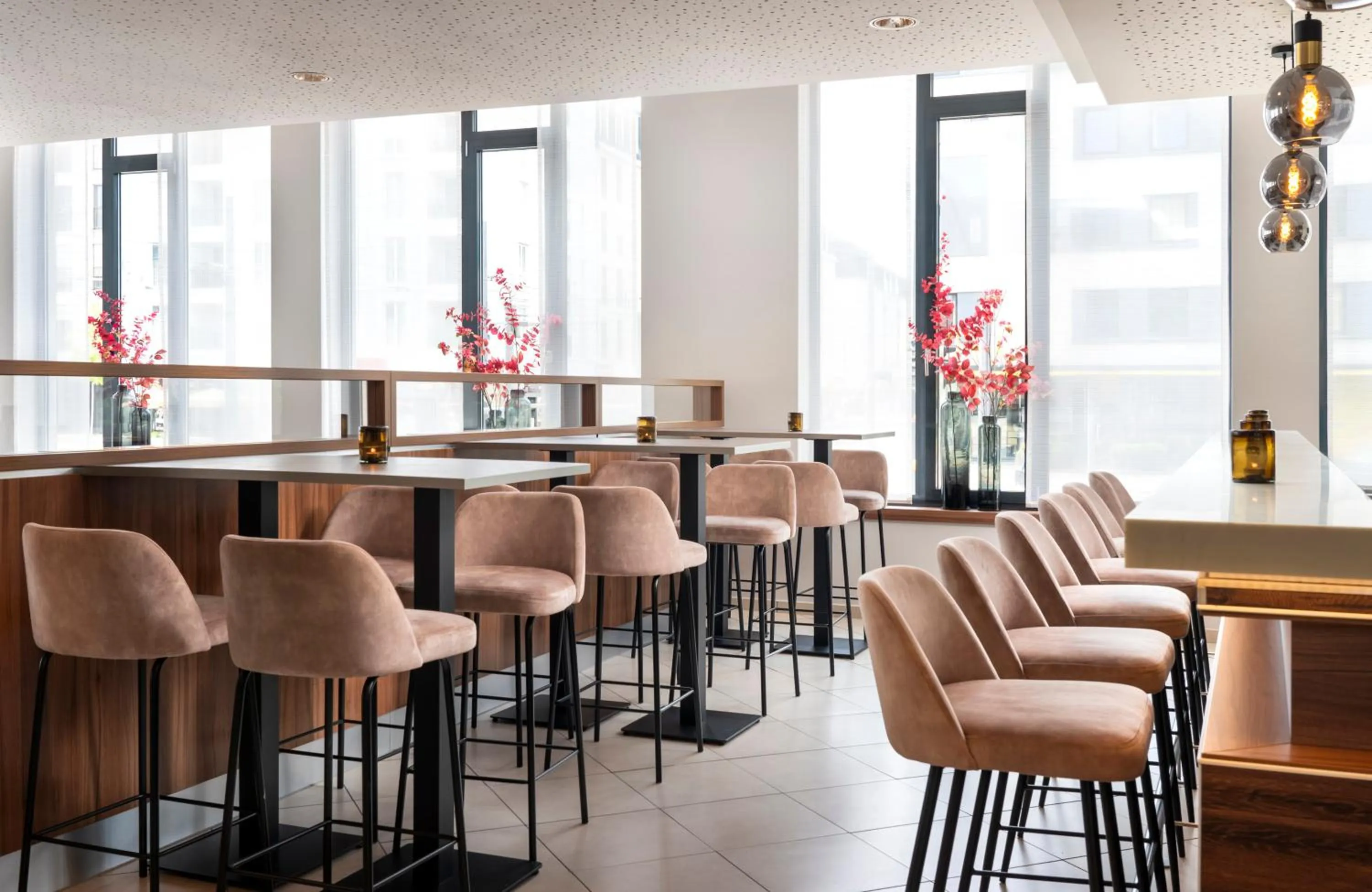 Lounge or bar in Leonardo Hotel Dresden Altstadt