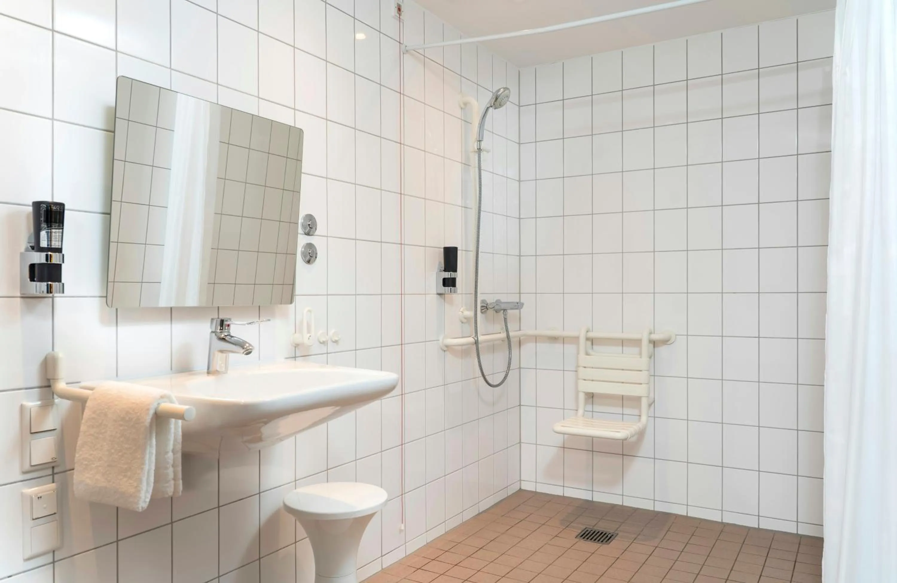 Bathroom in Leonardo Hotel Dresden Altstadt