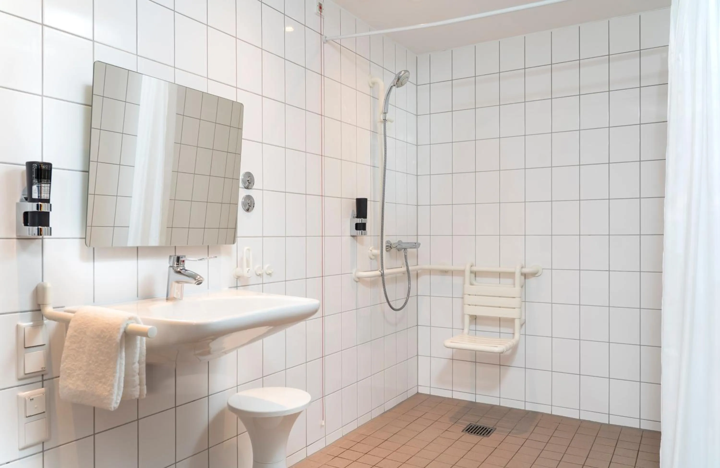 Bathroom in Leonardo Hotel Dresden Altstadt