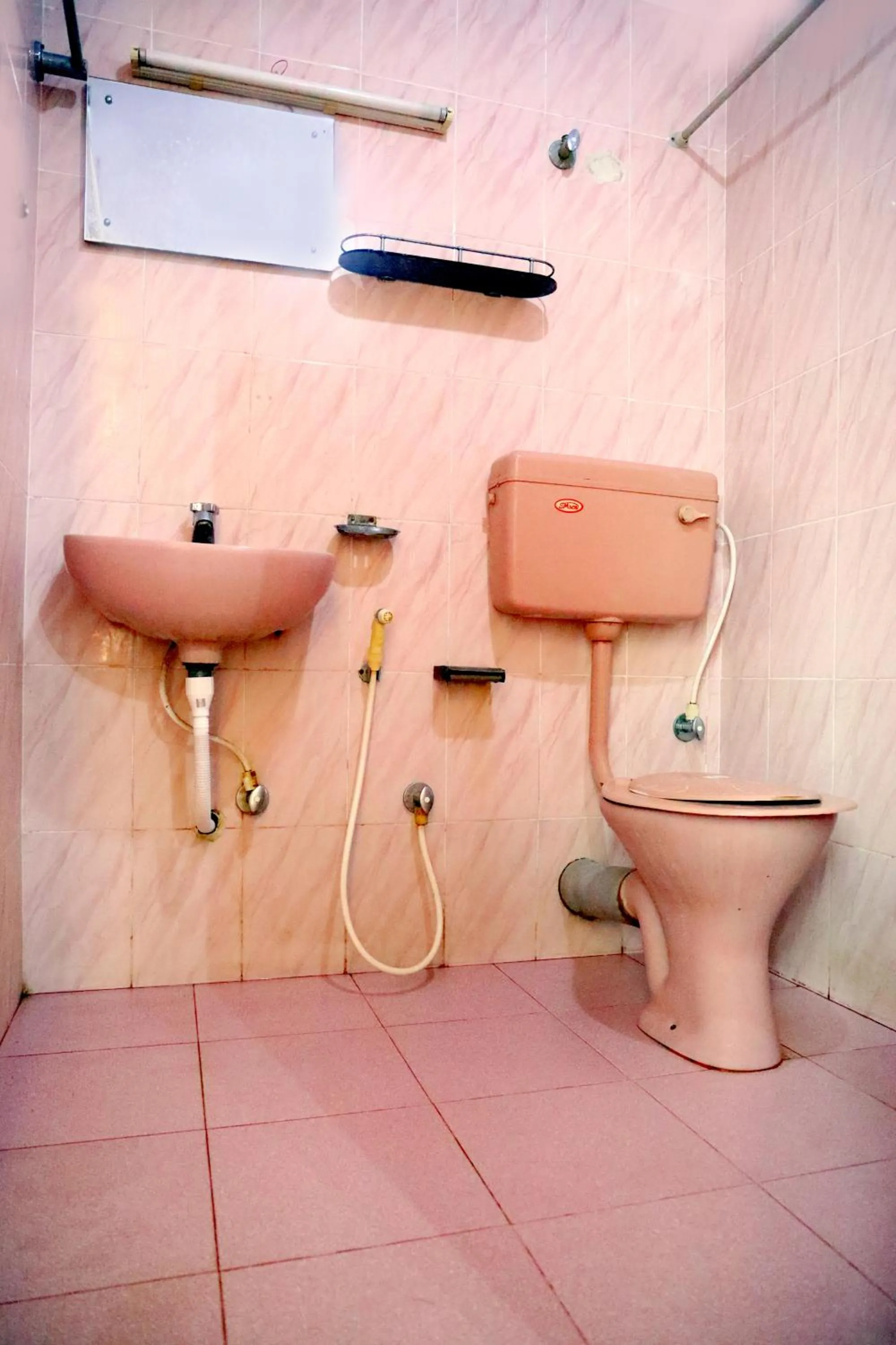 Bathroom in Ramanilayam Tourist Home
