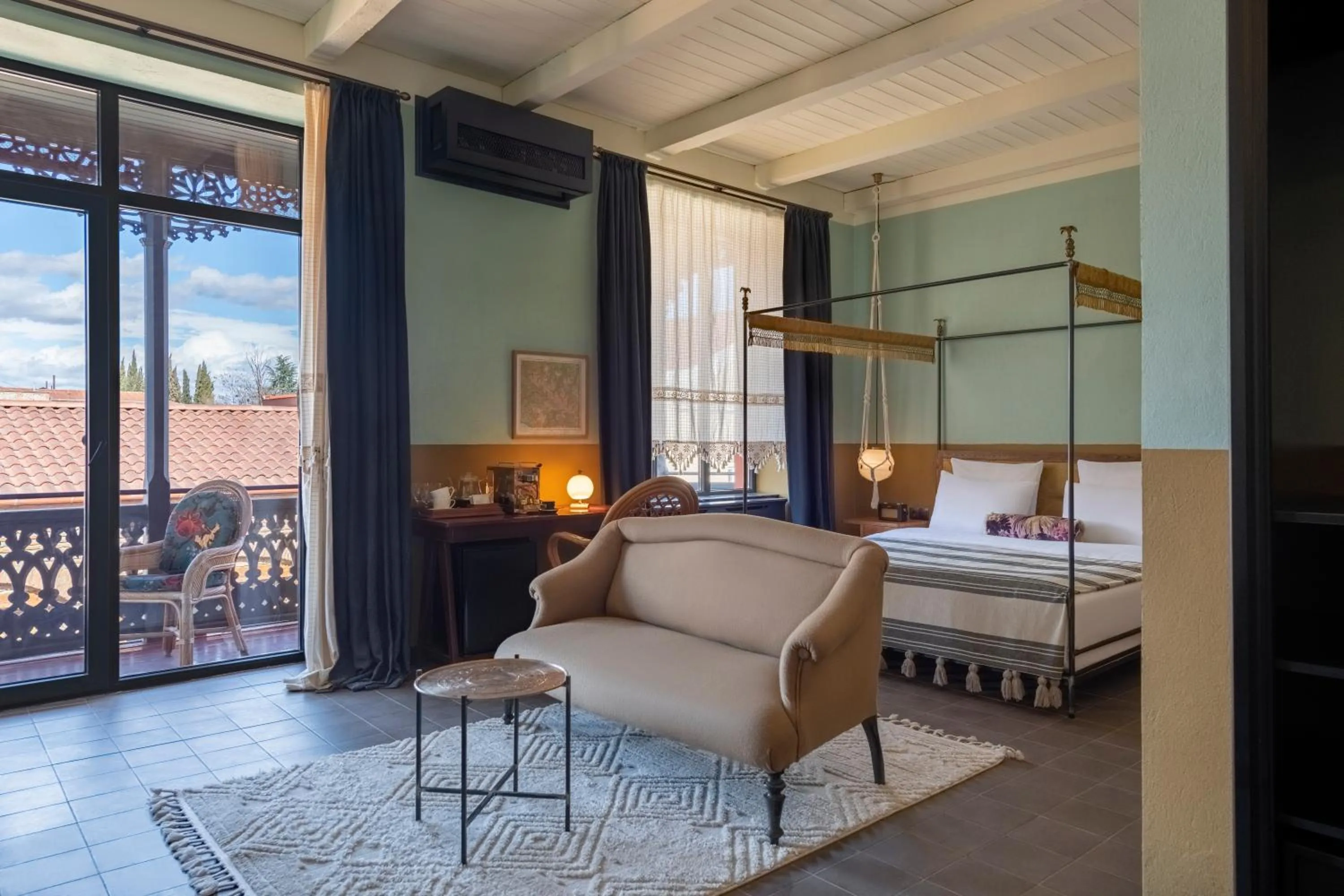 Photo of the whole room, Bed in Communal Hotel Telavi