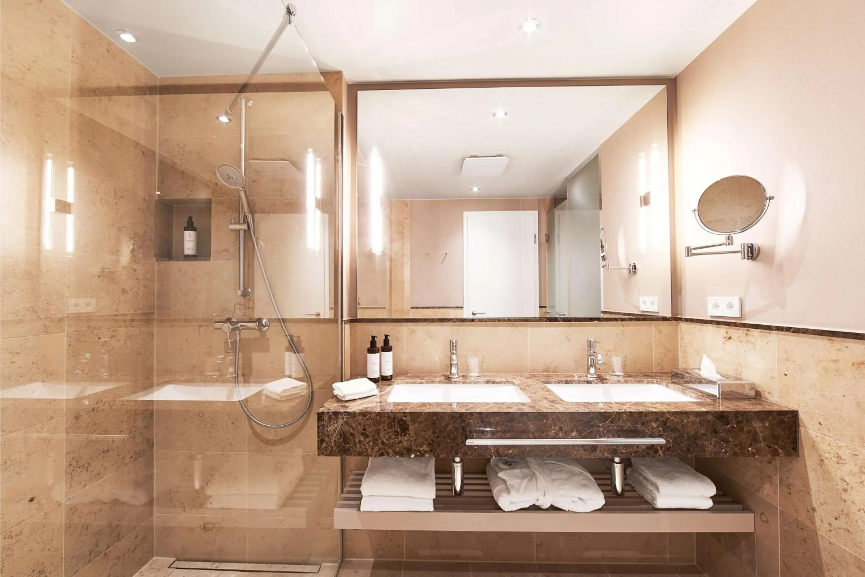 Bathroom in Berggasthof Königstuhl