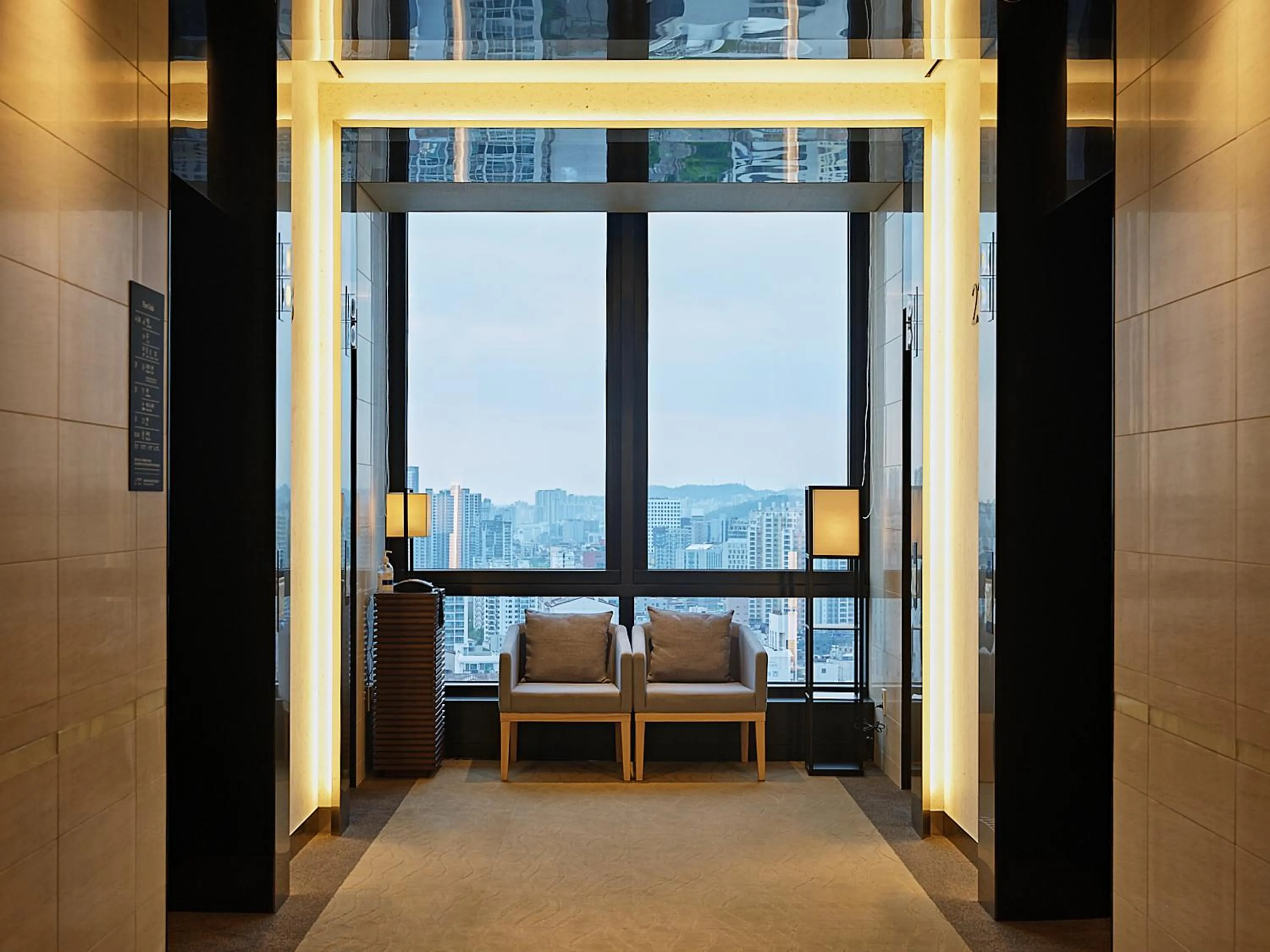 elevator in Roynet Hotel Seoul Mapo
