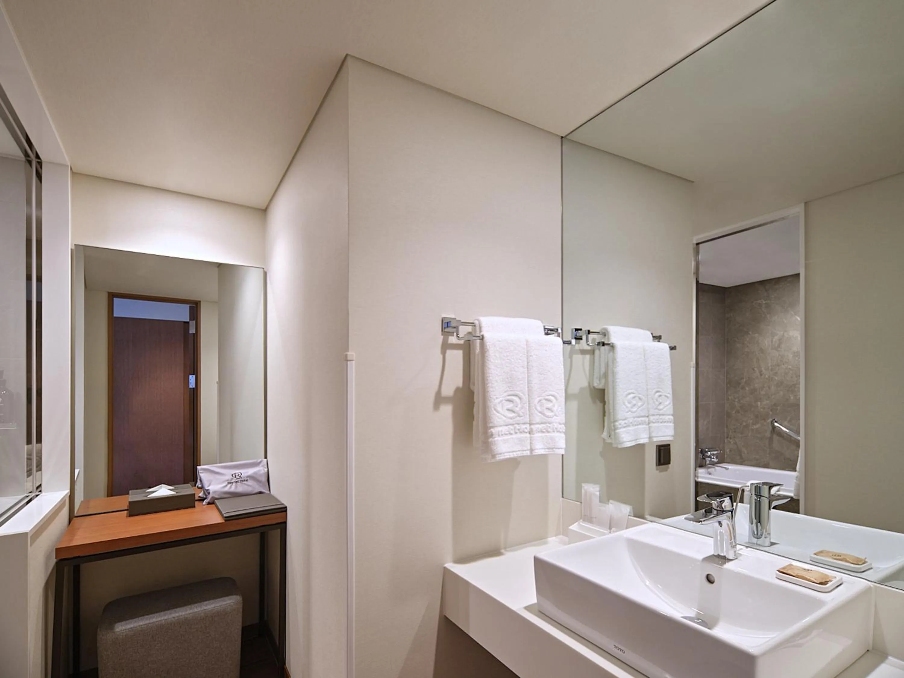Bathroom in Roynet Hotel Seoul Mapo