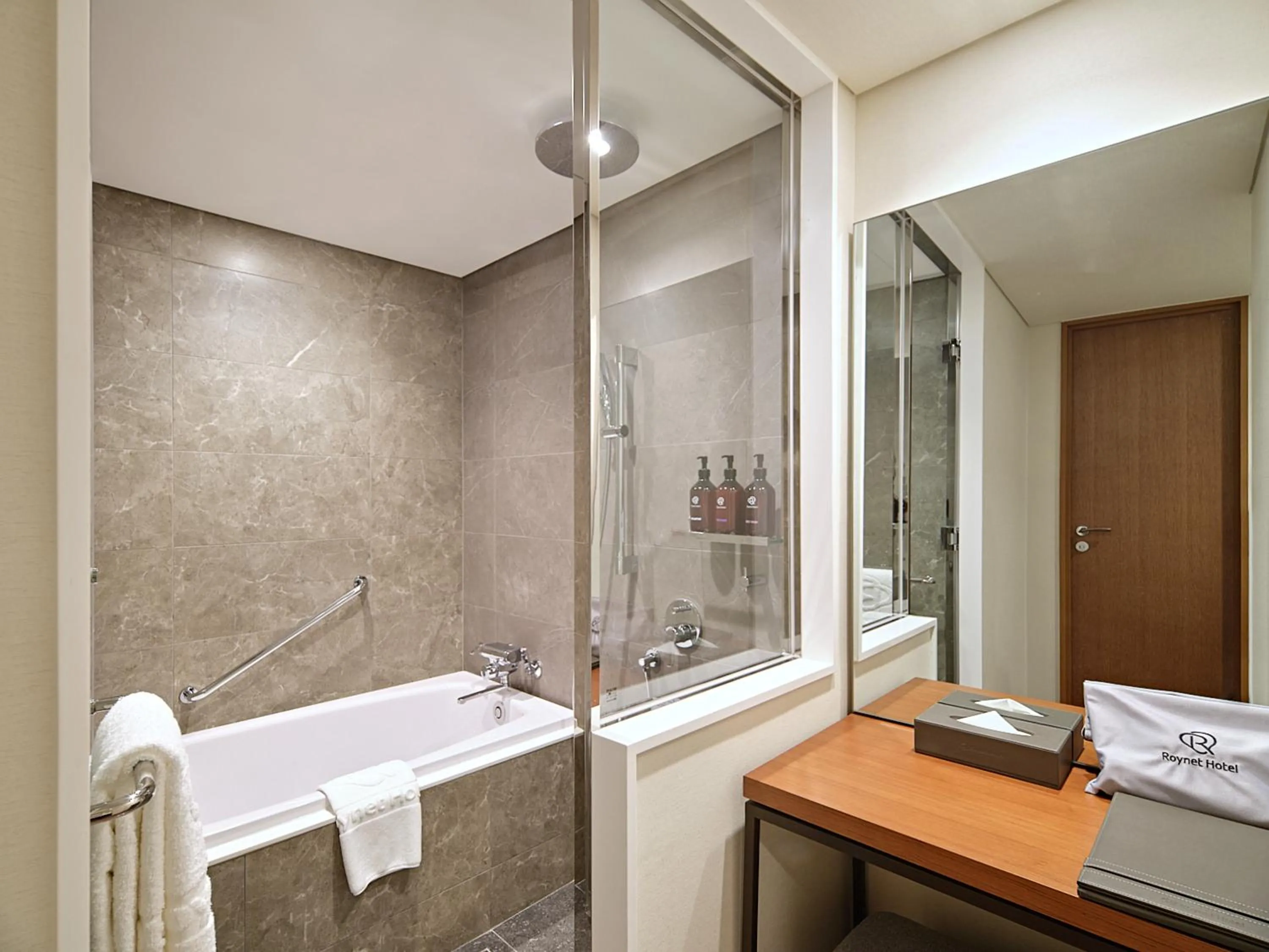 Bathroom in Roynet Hotel Seoul Mapo