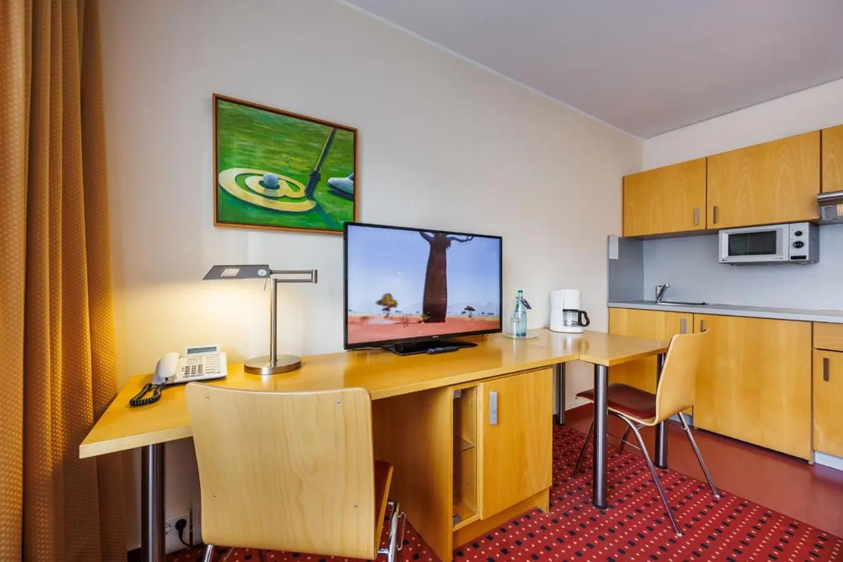 Kitchen or kitchenette in Airporthotel Berlin-Adlershof