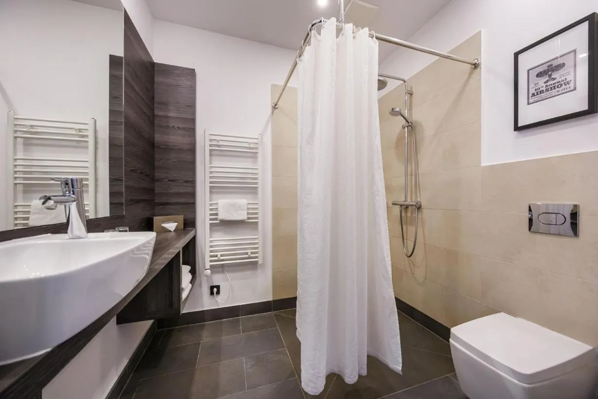 Bathroom in Airporthotel Berlin-Adlershof