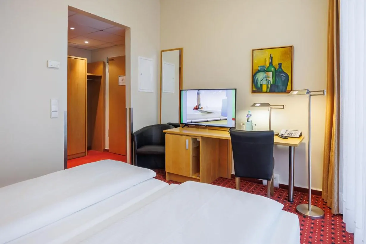 Photo of the whole room, Bed in Airporthotel Berlin-Adlershof