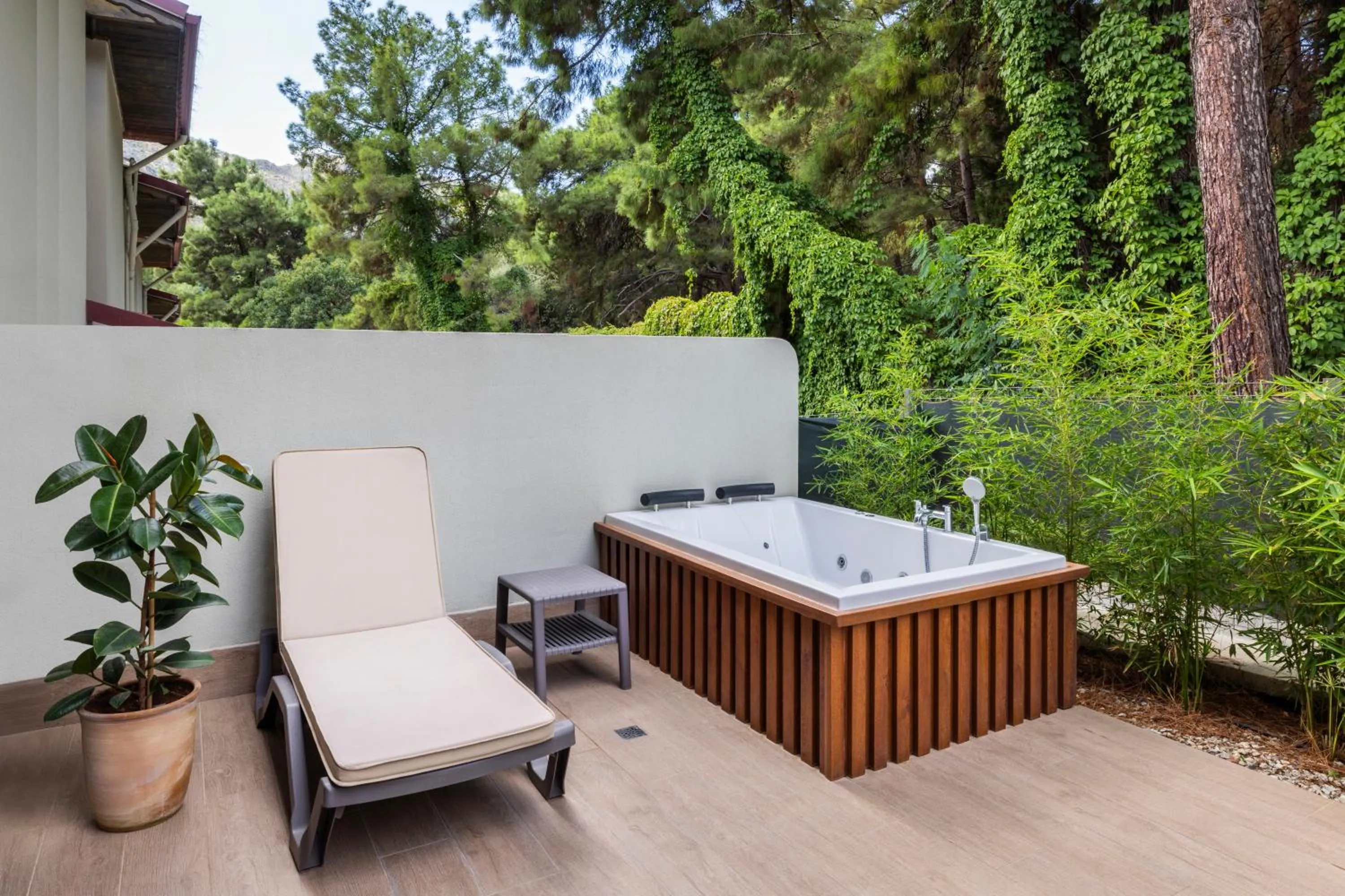 Hot Tub in Club Aquarium