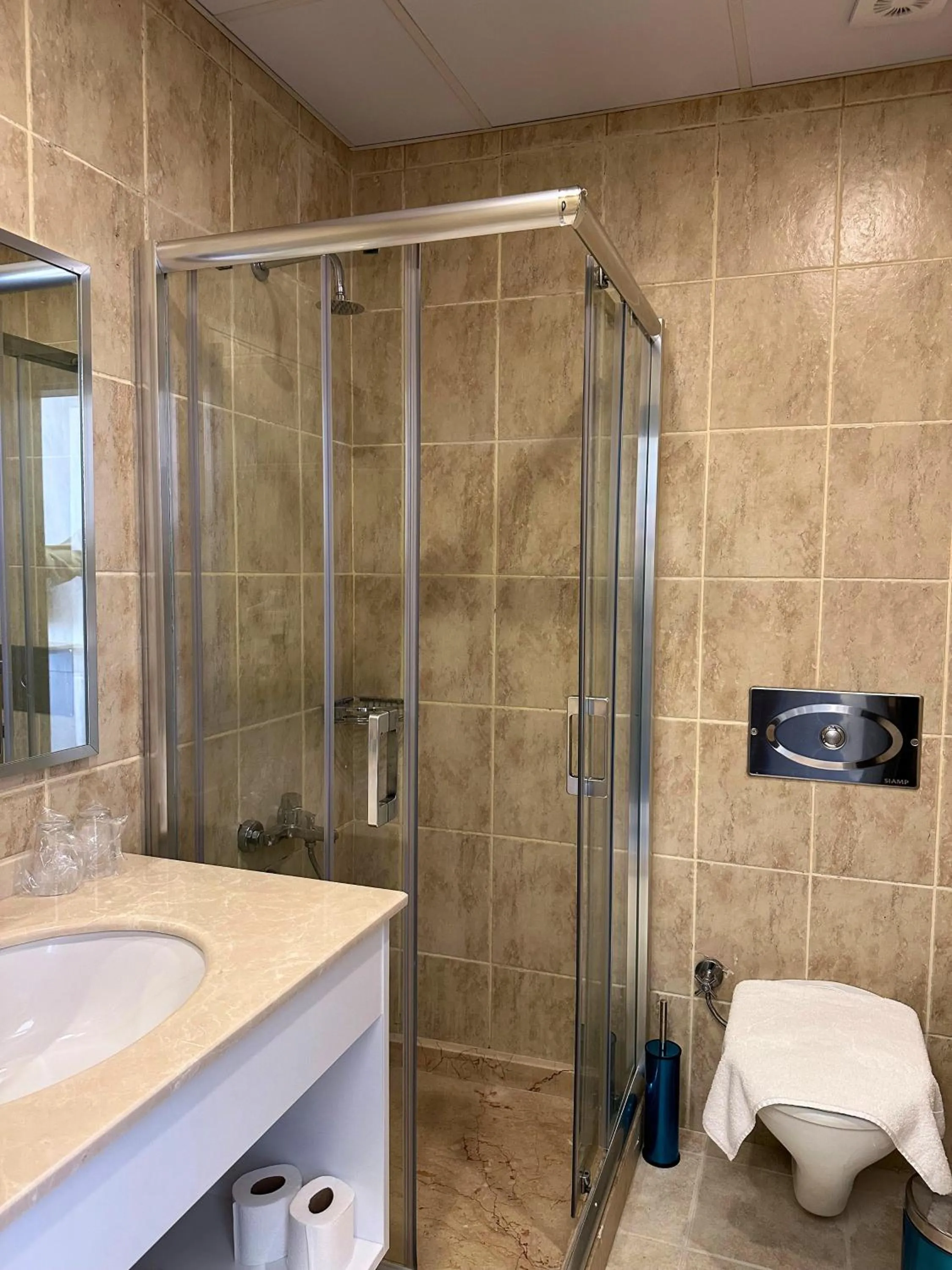 Shower in Hotel Peninsula