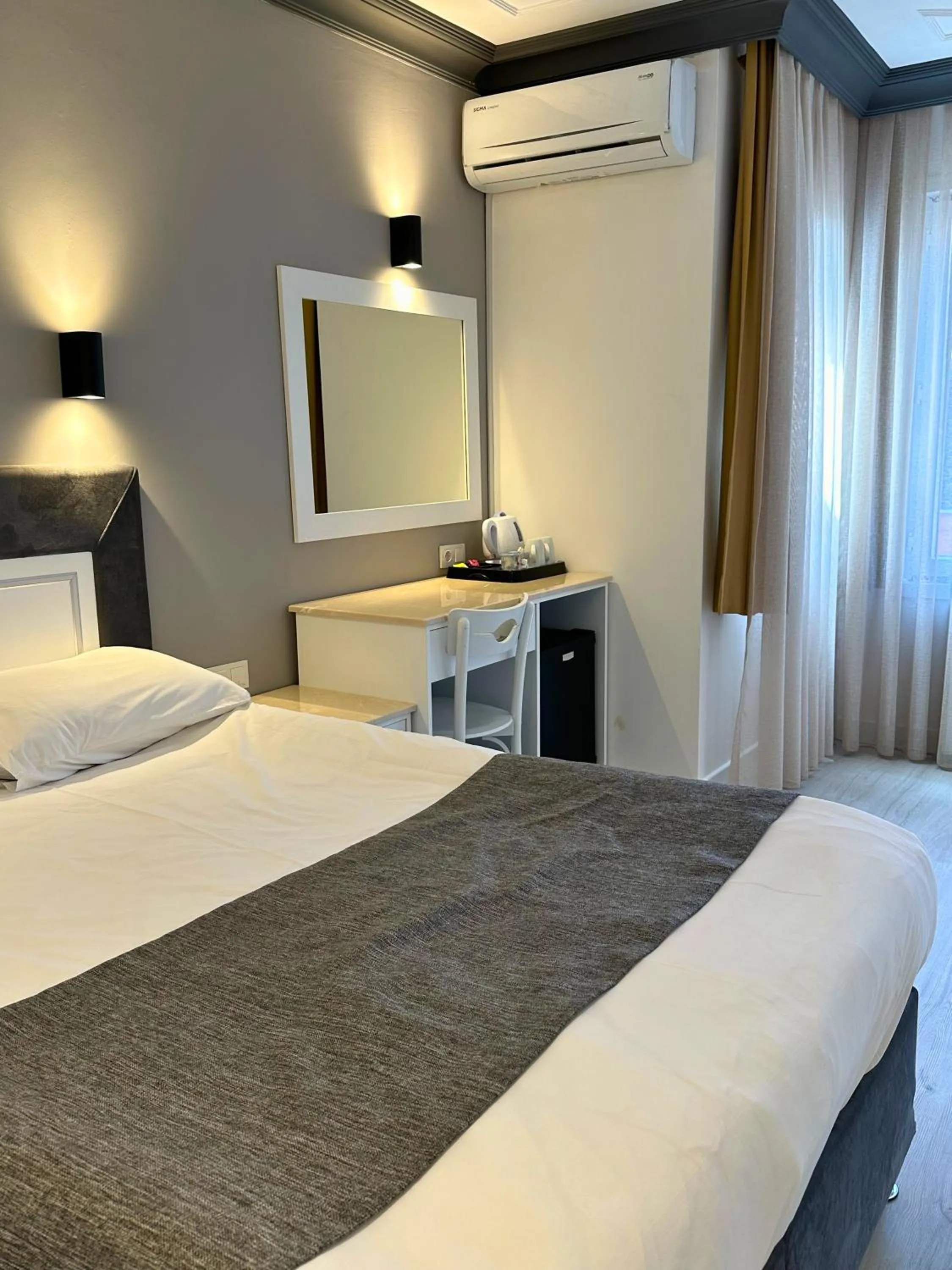 Photo of the whole room, Bed in Hotel Peninsula