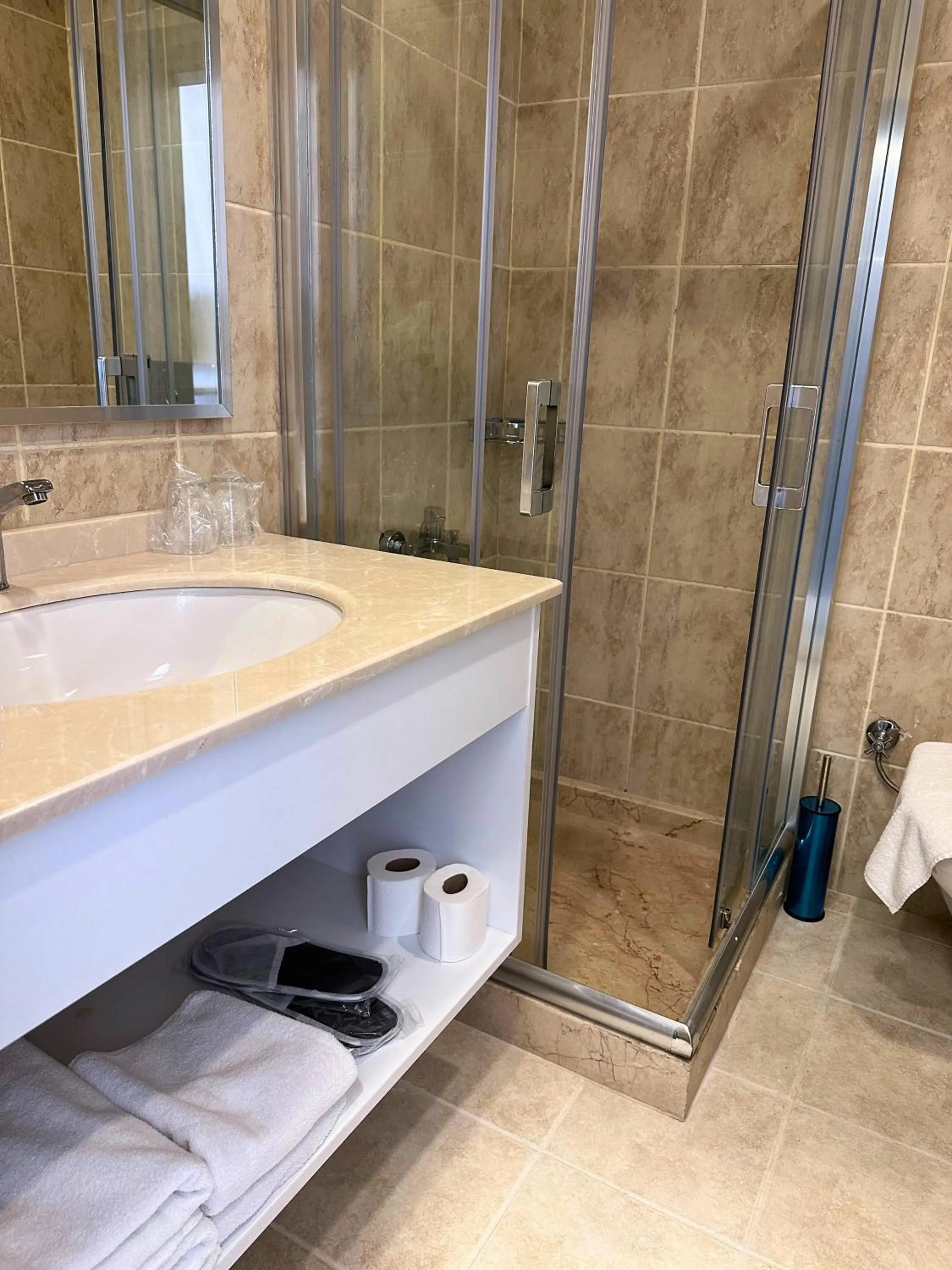 Shower in Hotel Peninsula