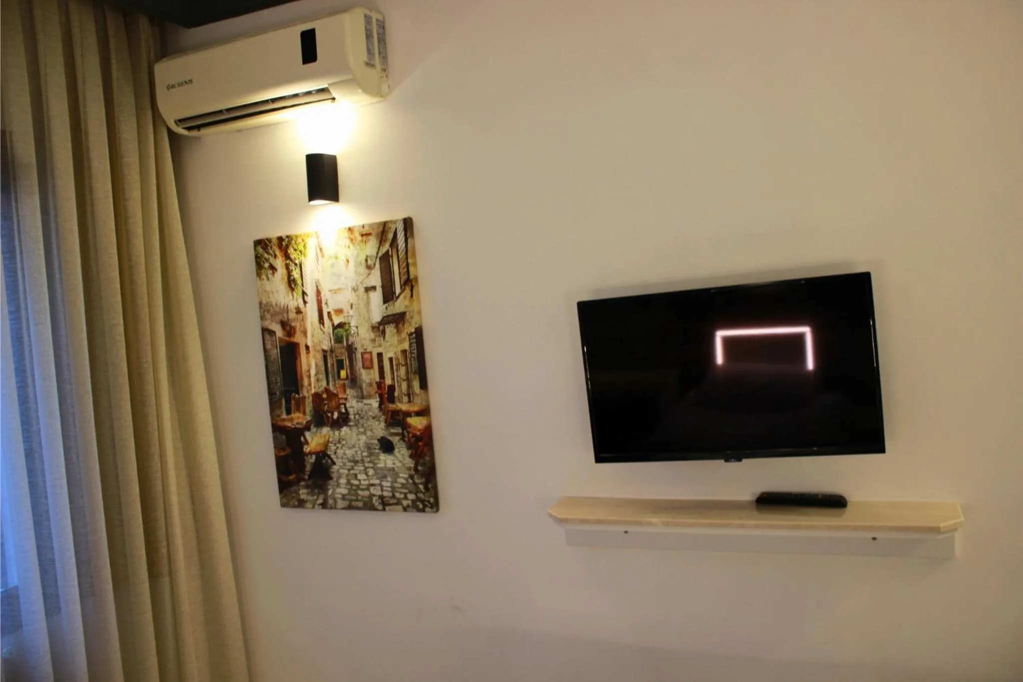 TV and multimedia in Hotel Peninsula