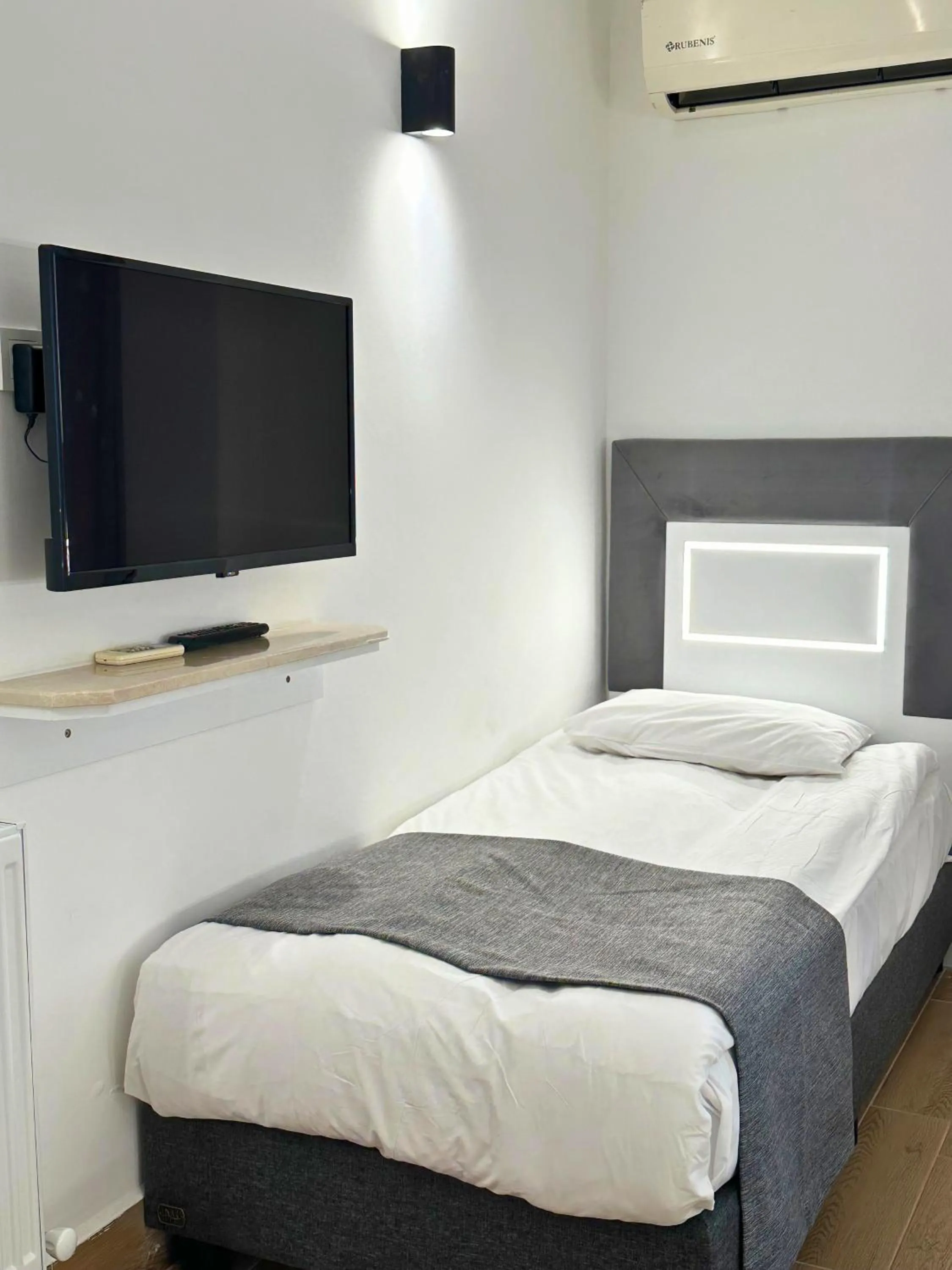 Communal lounge/ TV room, Bed in Hotel Peninsula