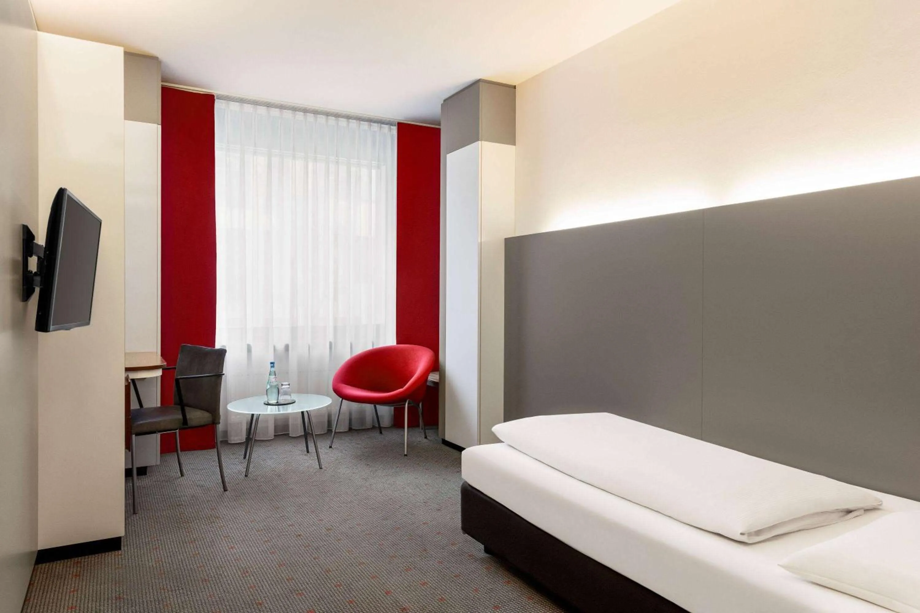 Photo of the whole room, Bed in Vienna House Easy by Wyndham Stuttgart