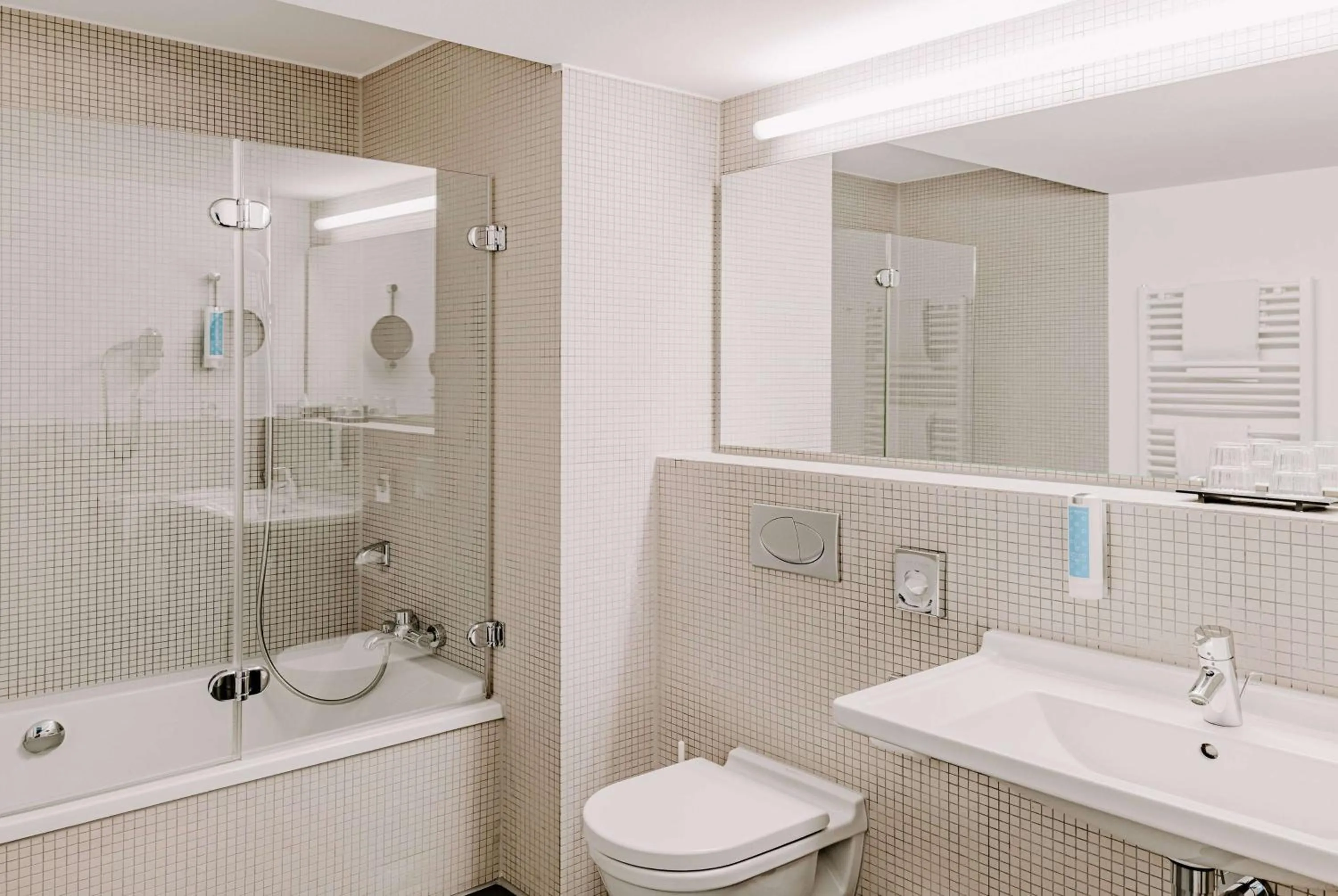 TV and multimedia in Vienna House Easy by Wyndham Stuttgart