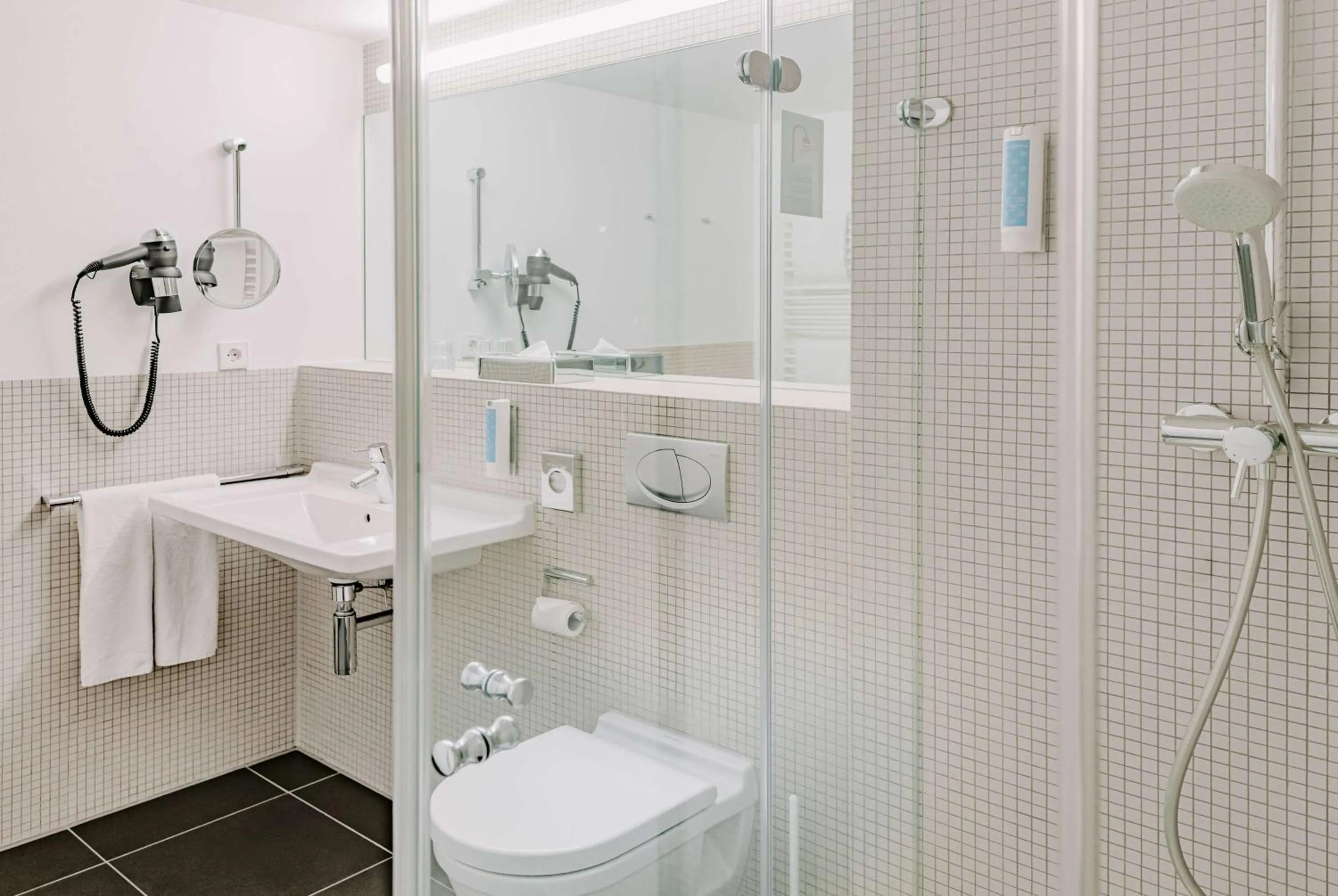 TV and multimedia in Vienna House Easy by Wyndham Stuttgart