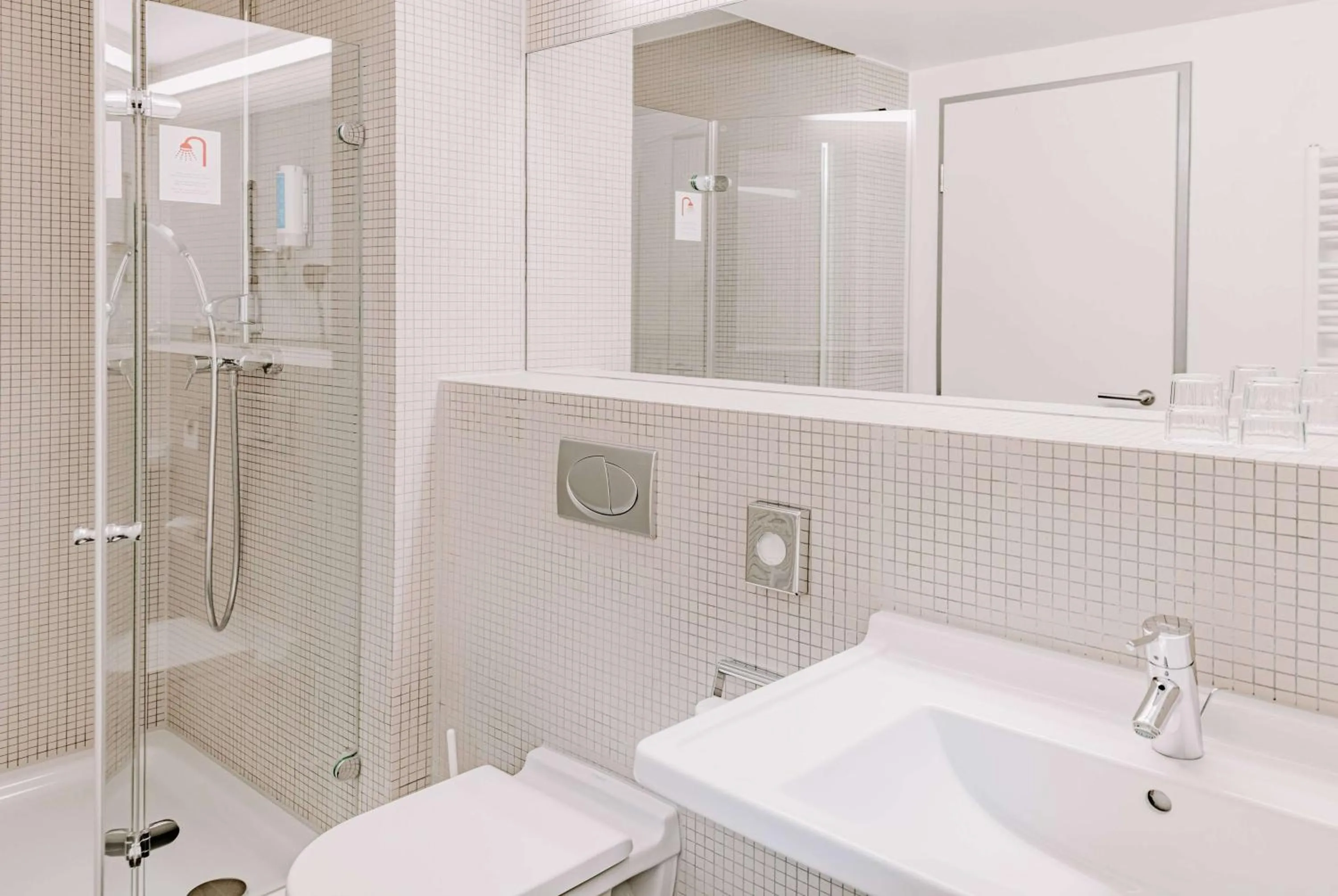 TV and multimedia in Vienna House Easy by Wyndham Stuttgart