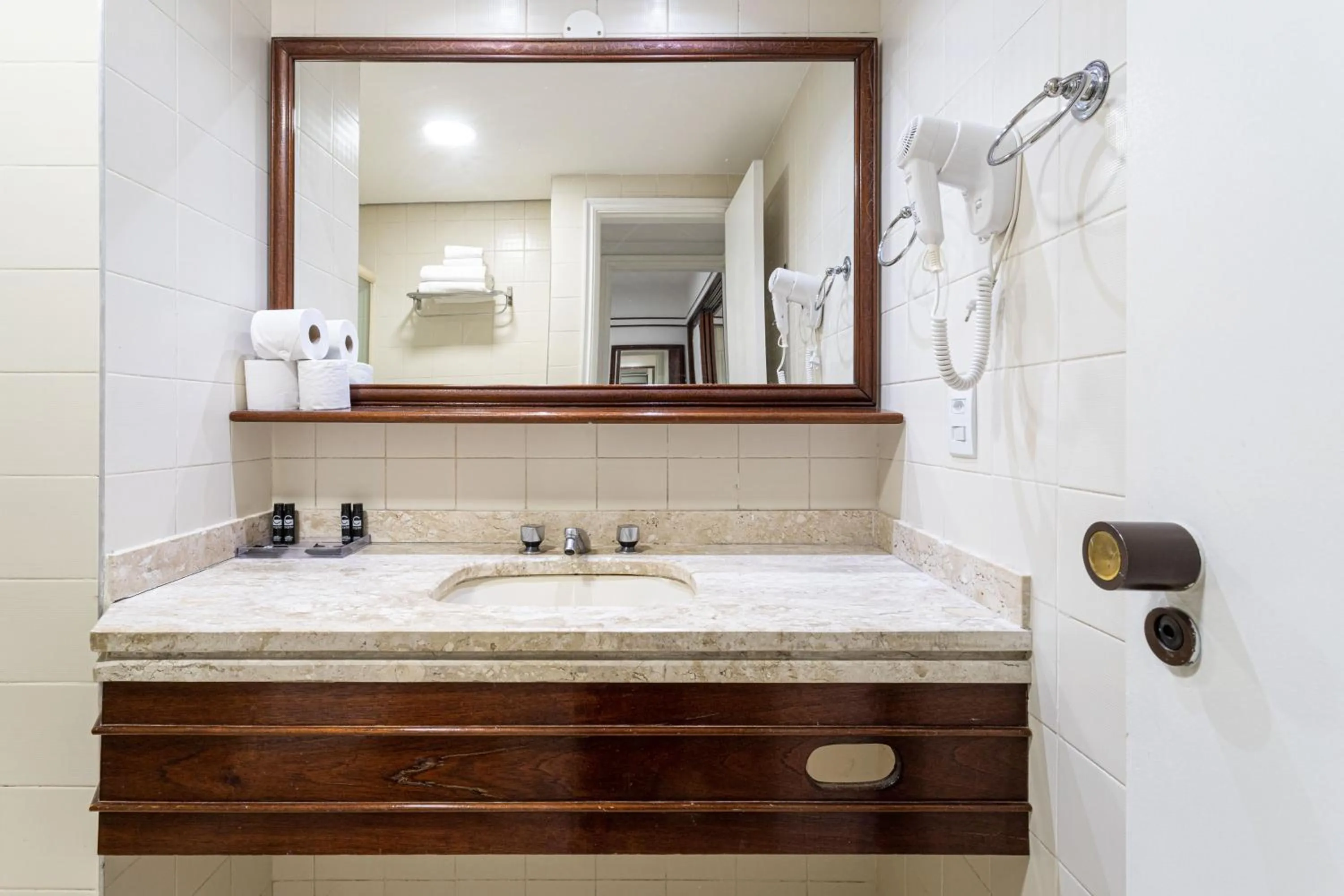 Bathroom in NewCiti Itaim by Charlie