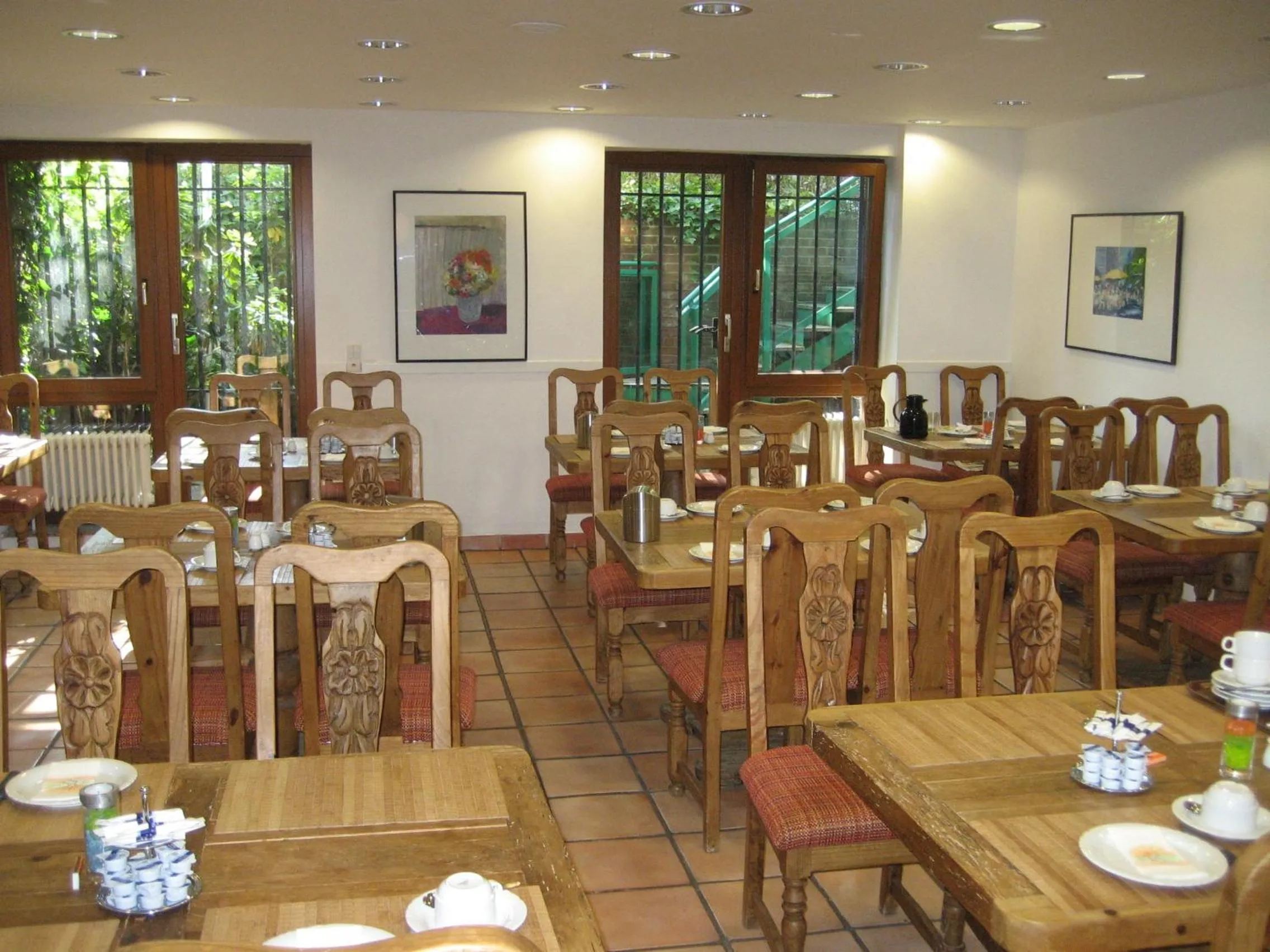 Restaurant/places to eat in Solitaire Hotel