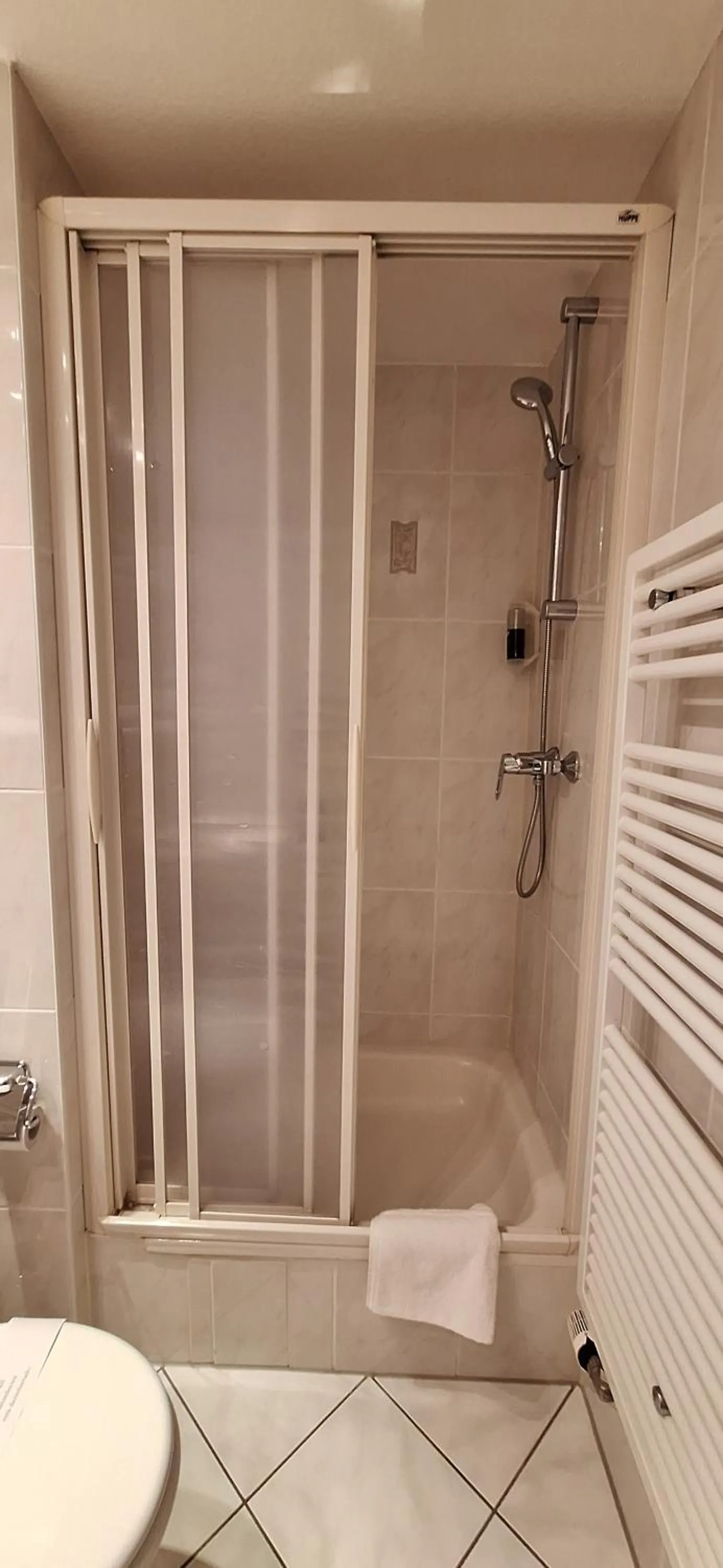 Shower in Solitaire Hotel