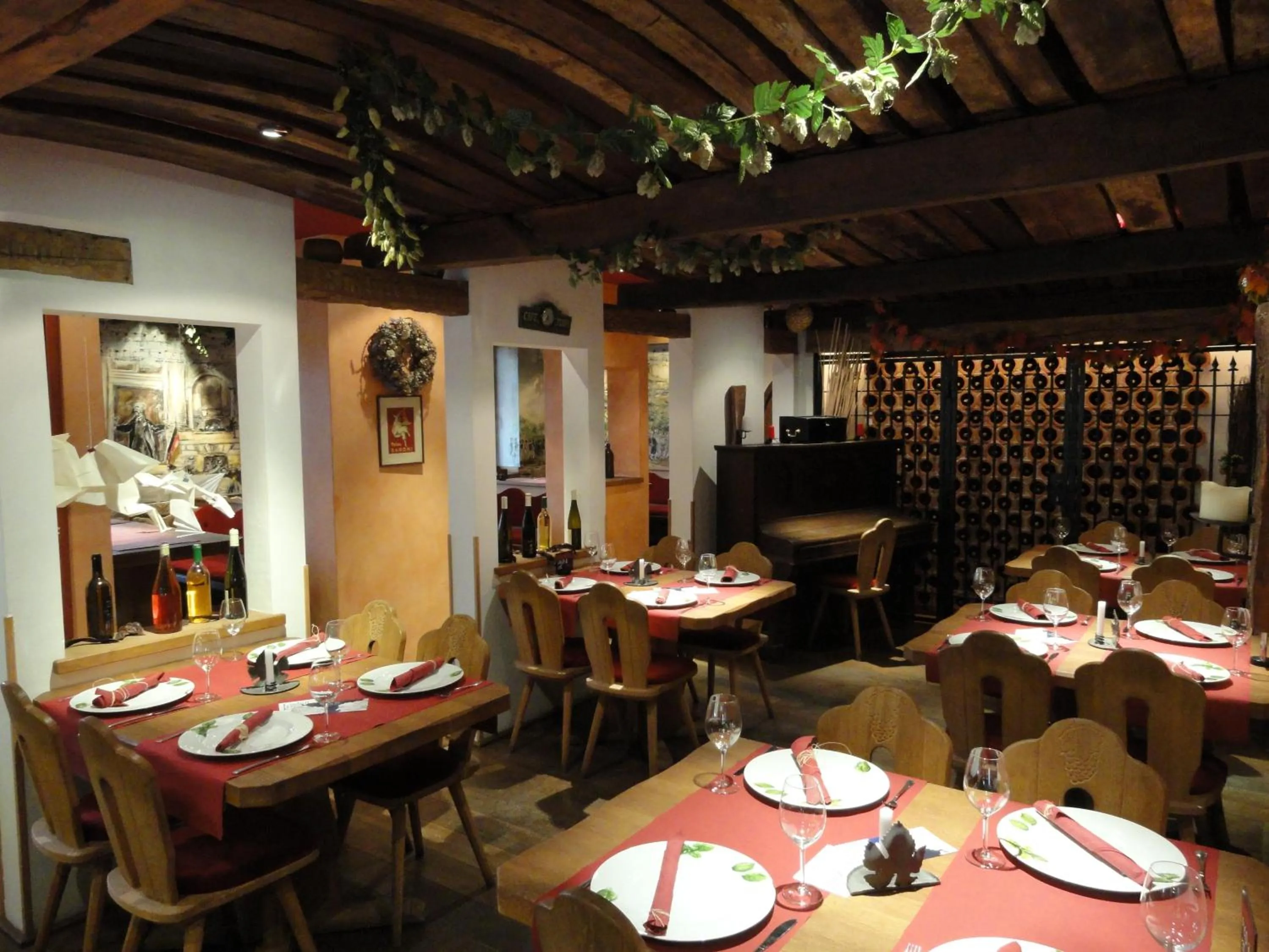 Restaurant/places to eat in Solitaire Hotel