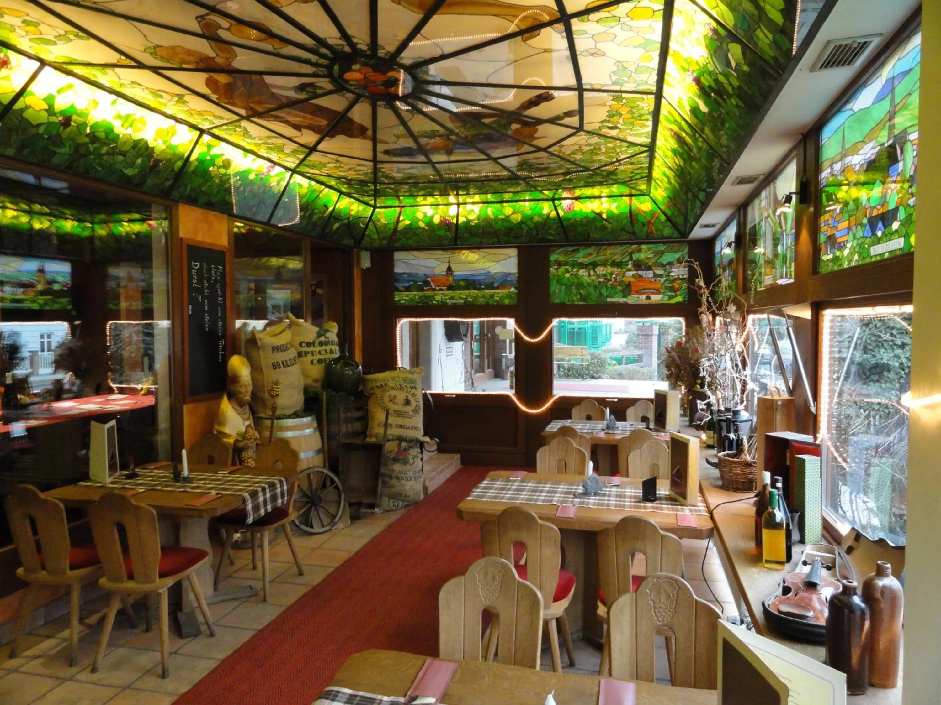 Restaurant/places to eat in Solitaire Hotel