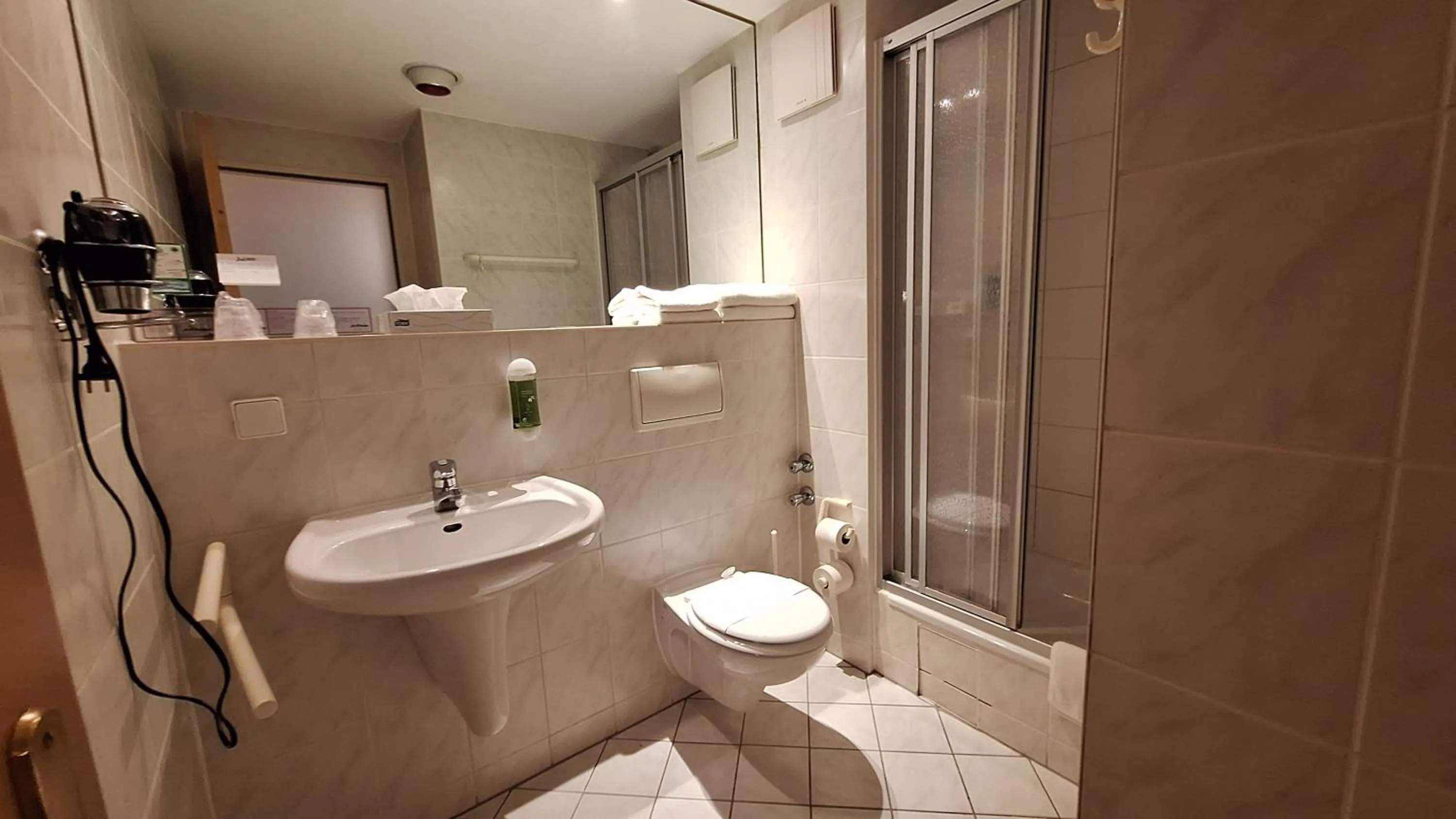 Shower in Solitaire Hotel