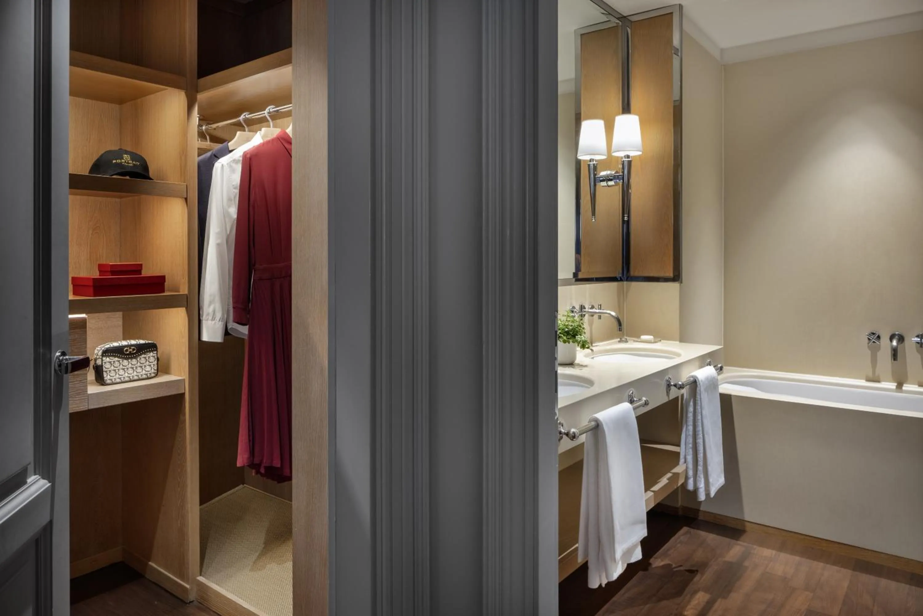 Bathroom in Portrait Firenze - Lungarno Collection