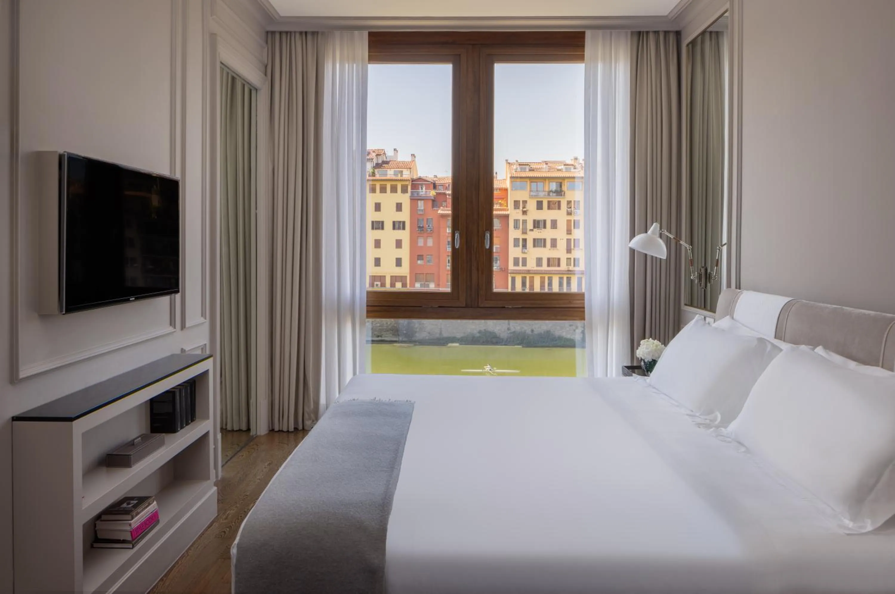 View (from property/room), Bed in Portrait Firenze - Lungarno Collection