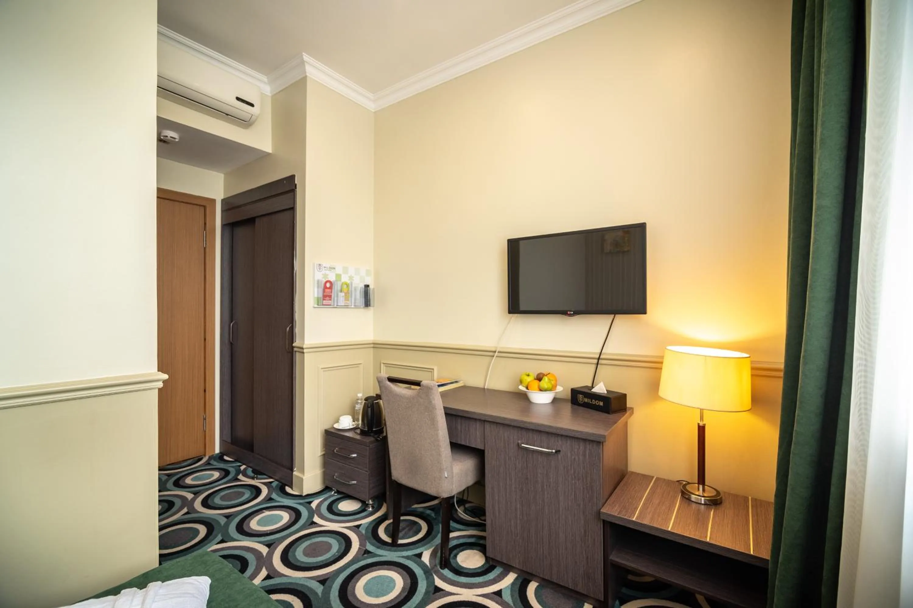 TV and multimedia, Bed in Mildom Hotel